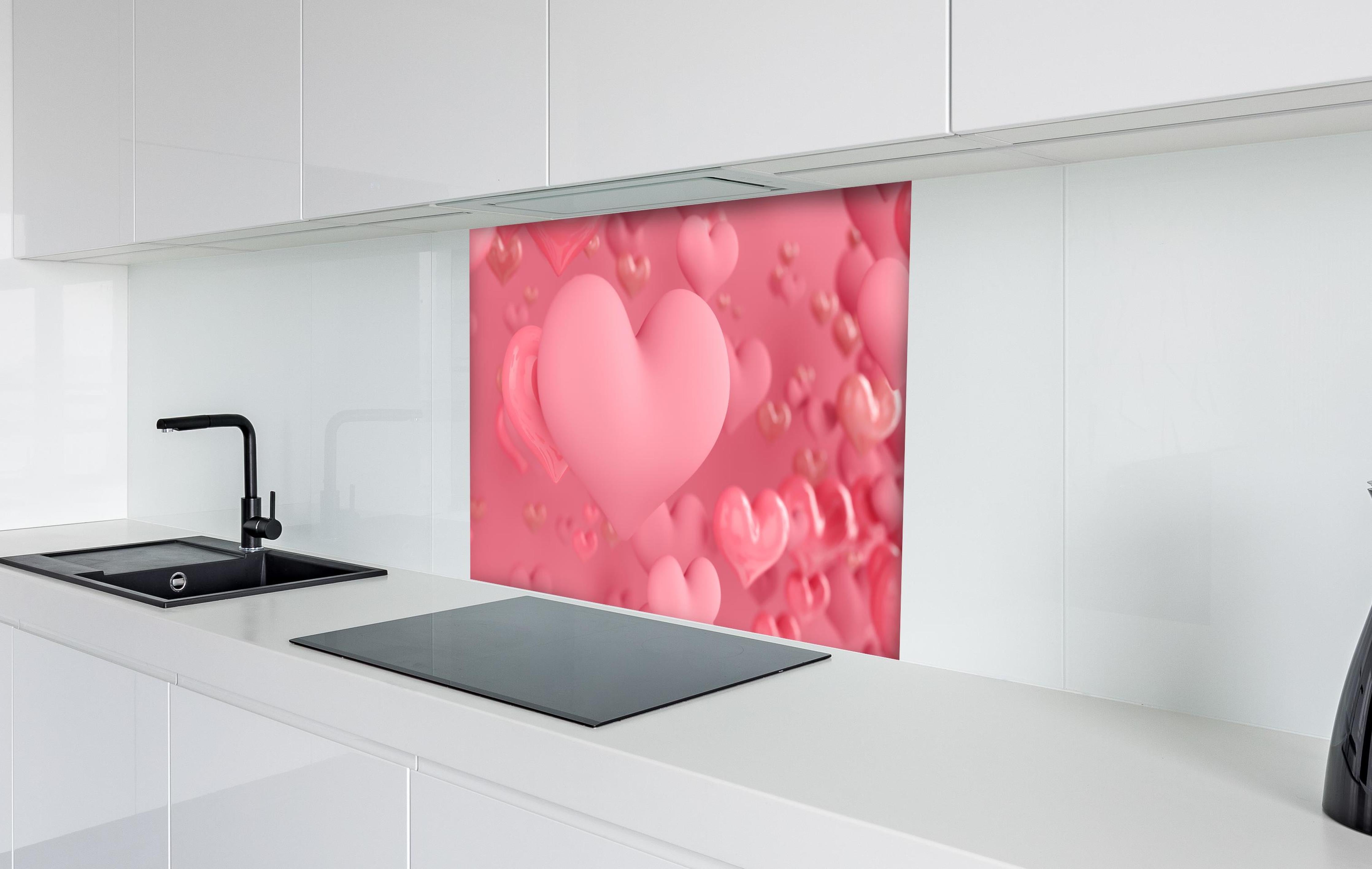 Spritzschutz - Pastellrosa Herzen - Valentinstag  hinter einem Cerankochfeld zwischen Holz-Kochutensilien
