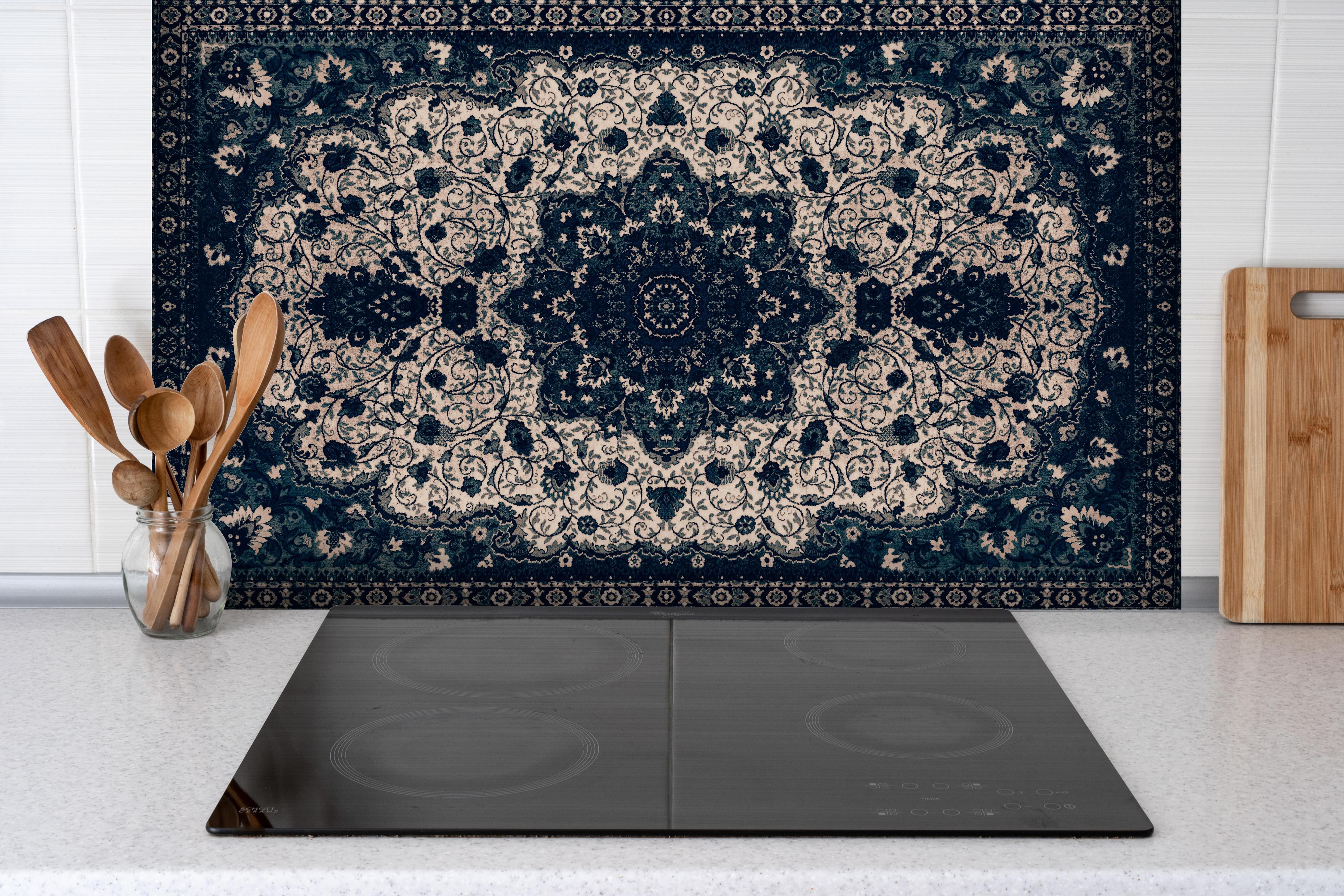 Spritzschutz - Persischer Mandala Teppich Türkis Muster hinter einem Cerankochfeld zwischen Holz-Kochutensilien
