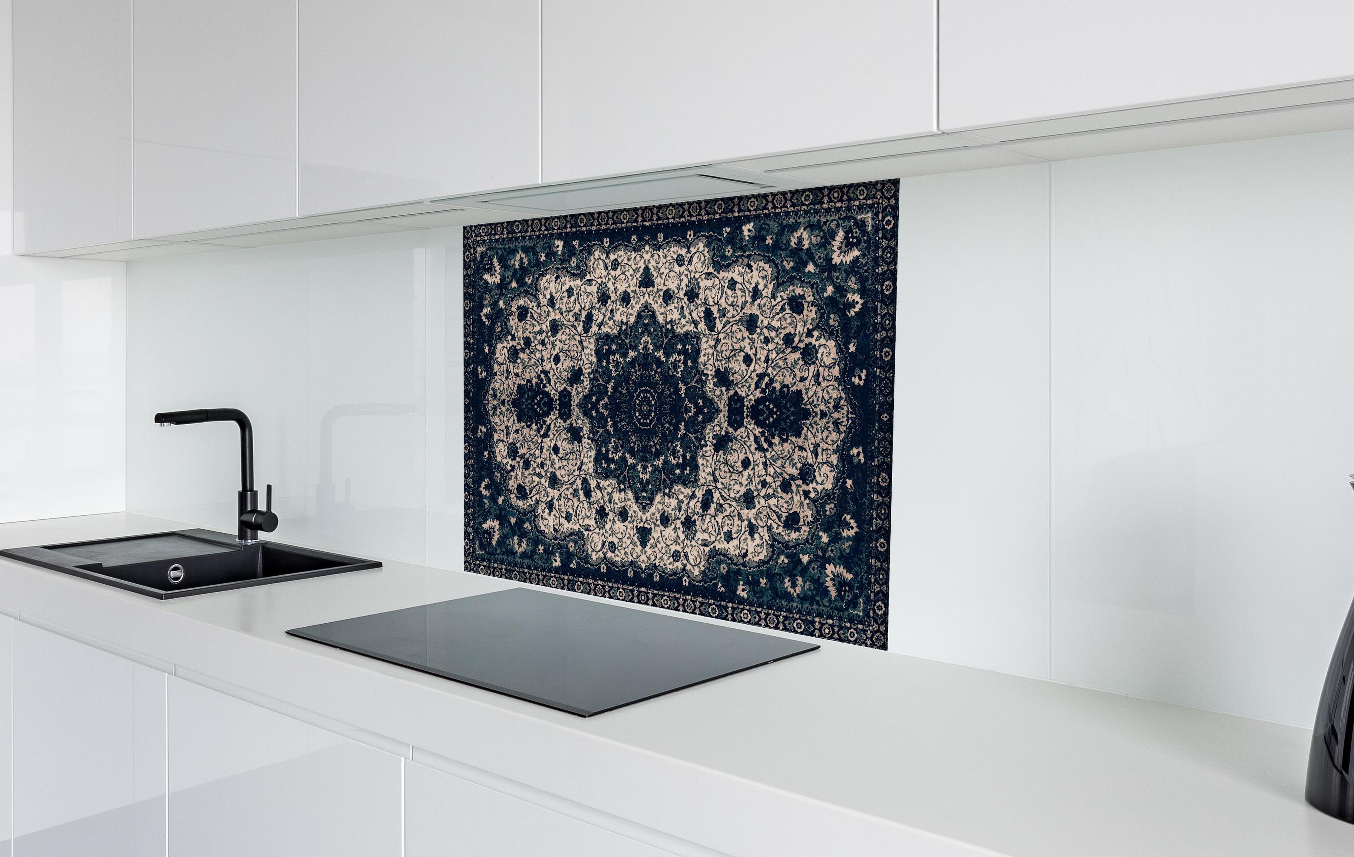 Spritzschutz - Persischer Mandala Teppich Türkis Muster hinter einem Cerankochfeld zwischen Holz-Kochutensilien
