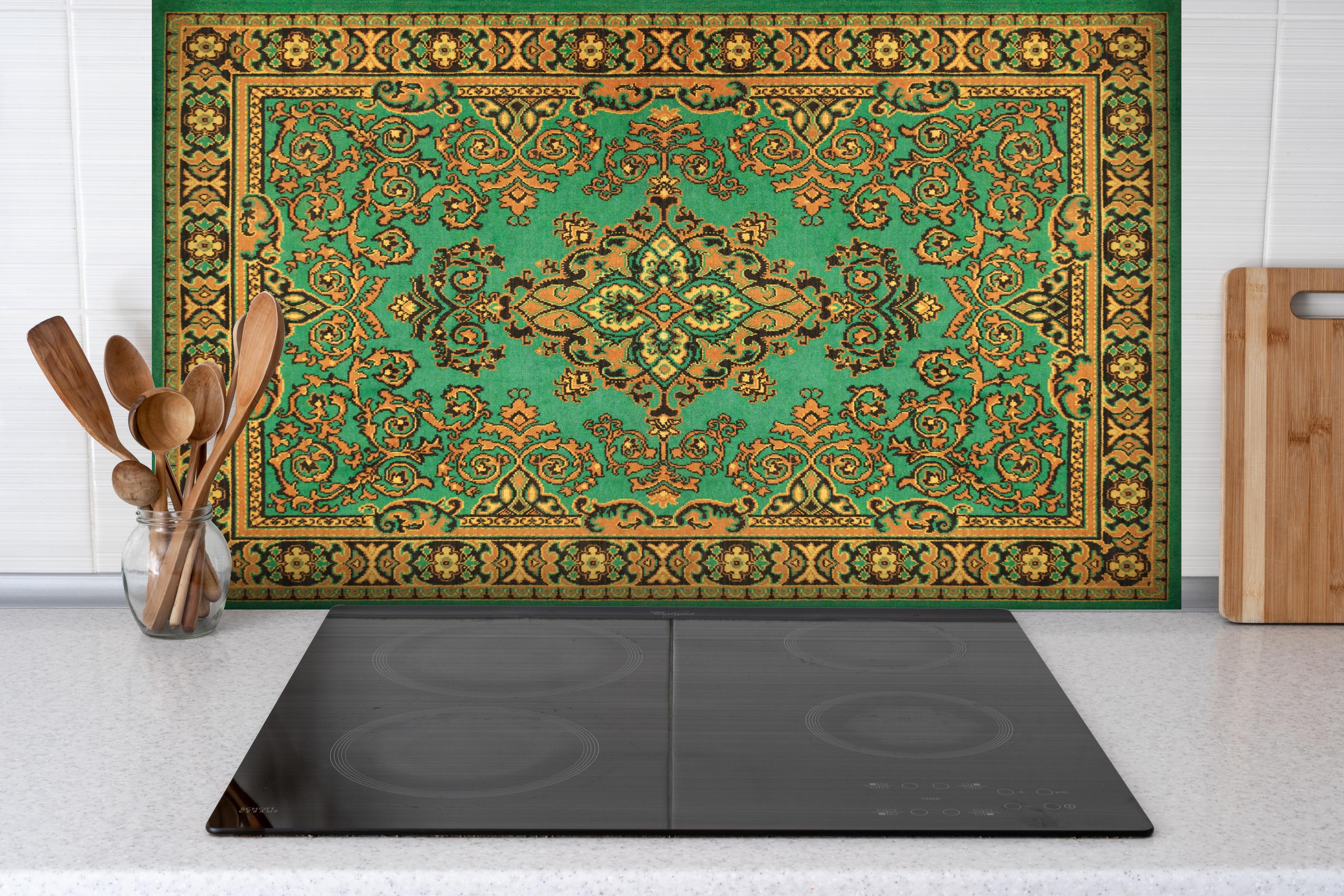 Spritzschutz - Persischer Teppich Klassisch Grün-Orange Muster hinter einem Cerankochfeld zwischen Holz-Kochutensilien

