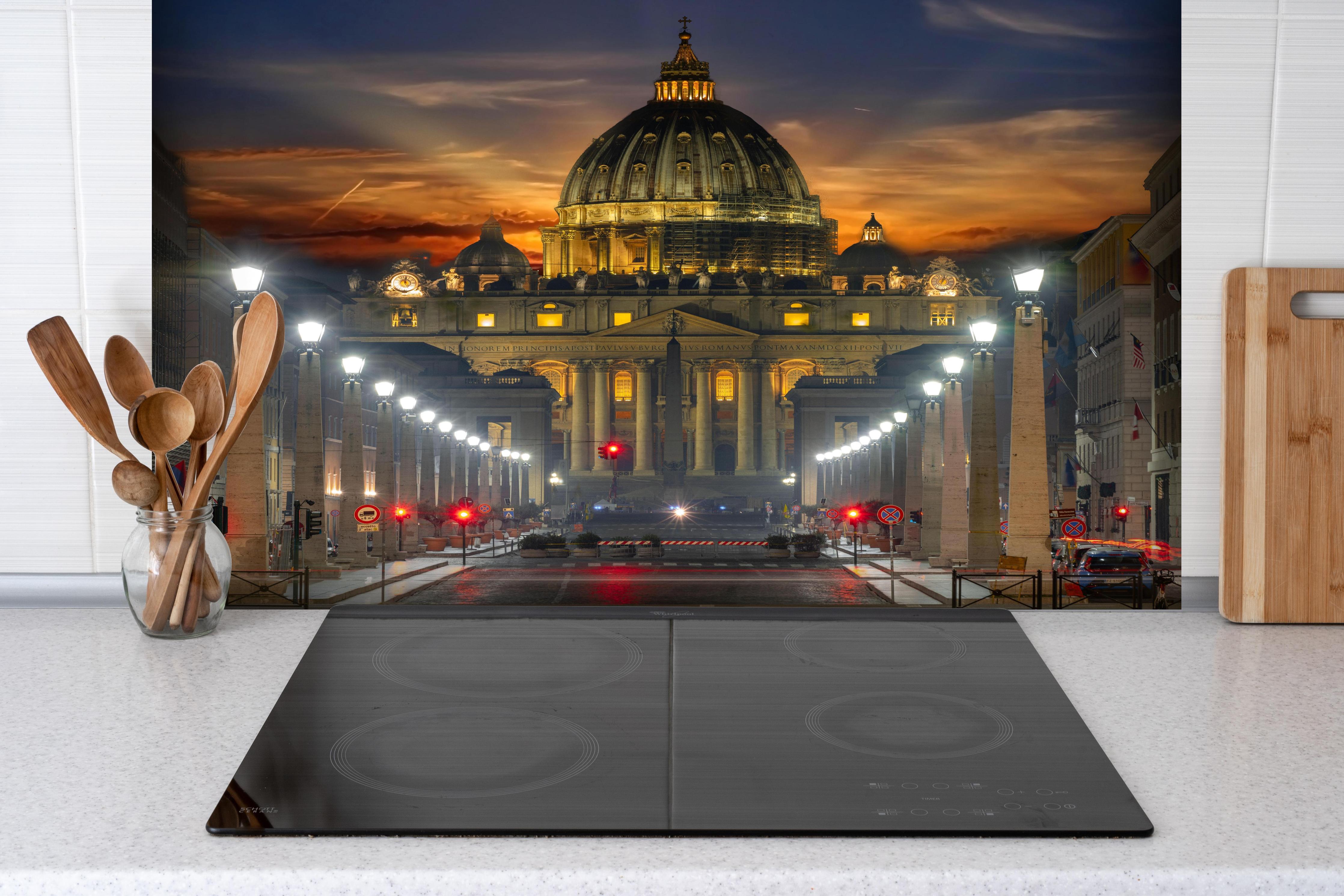 Spritzschutz - Petersdom Rom Nachtbeleuchtung Panorama hinter einem Cerankochfeld zwischen Holz-Kochutensilien
