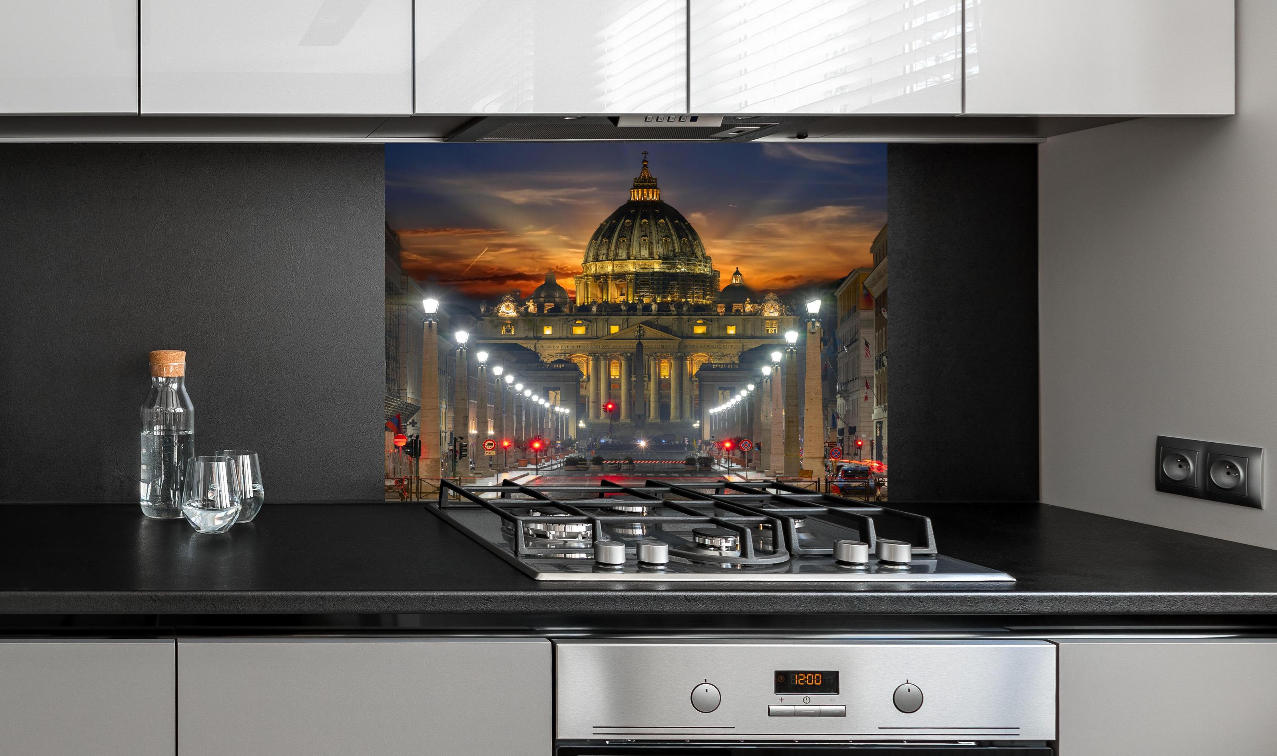 Spritzschutz - Petersdom Rom Nachtbeleuchtung Panorama hinter einem Cerankochfeld zwischen Holz-Kochutensilien
