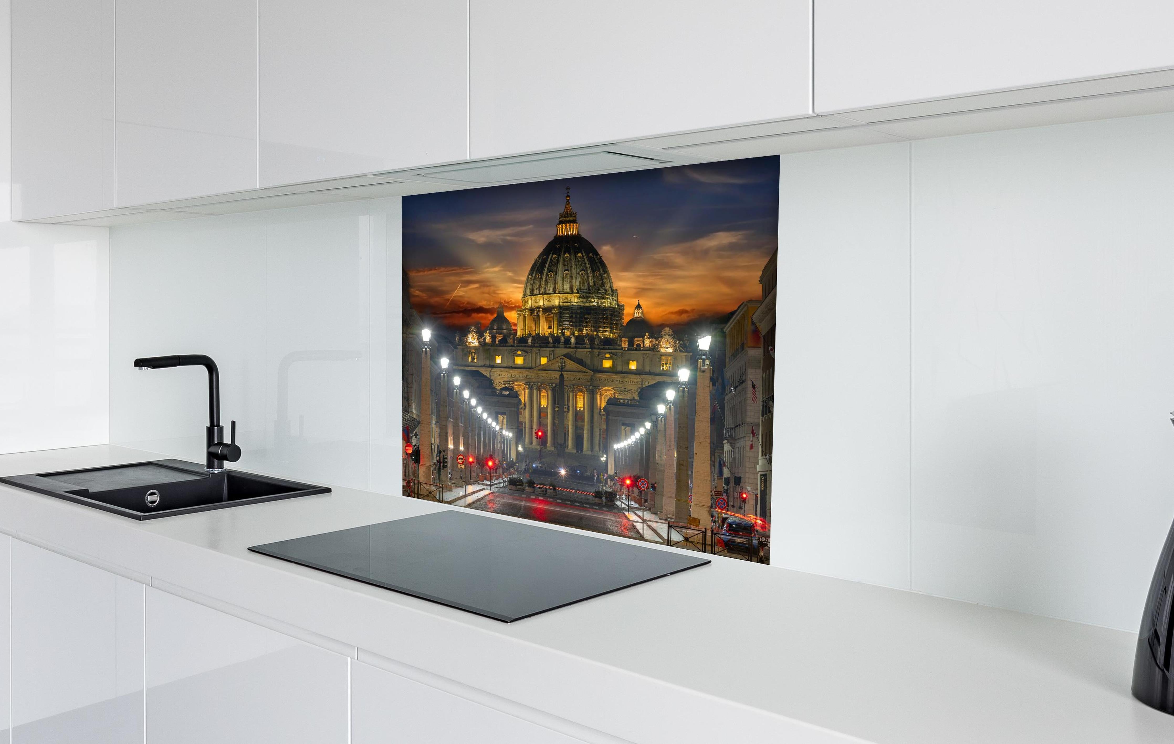 Spritzschutz - Petersdom Rom Nachtbeleuchtung Panorama hinter einem Cerankochfeld zwischen Holz-Kochutensilien

