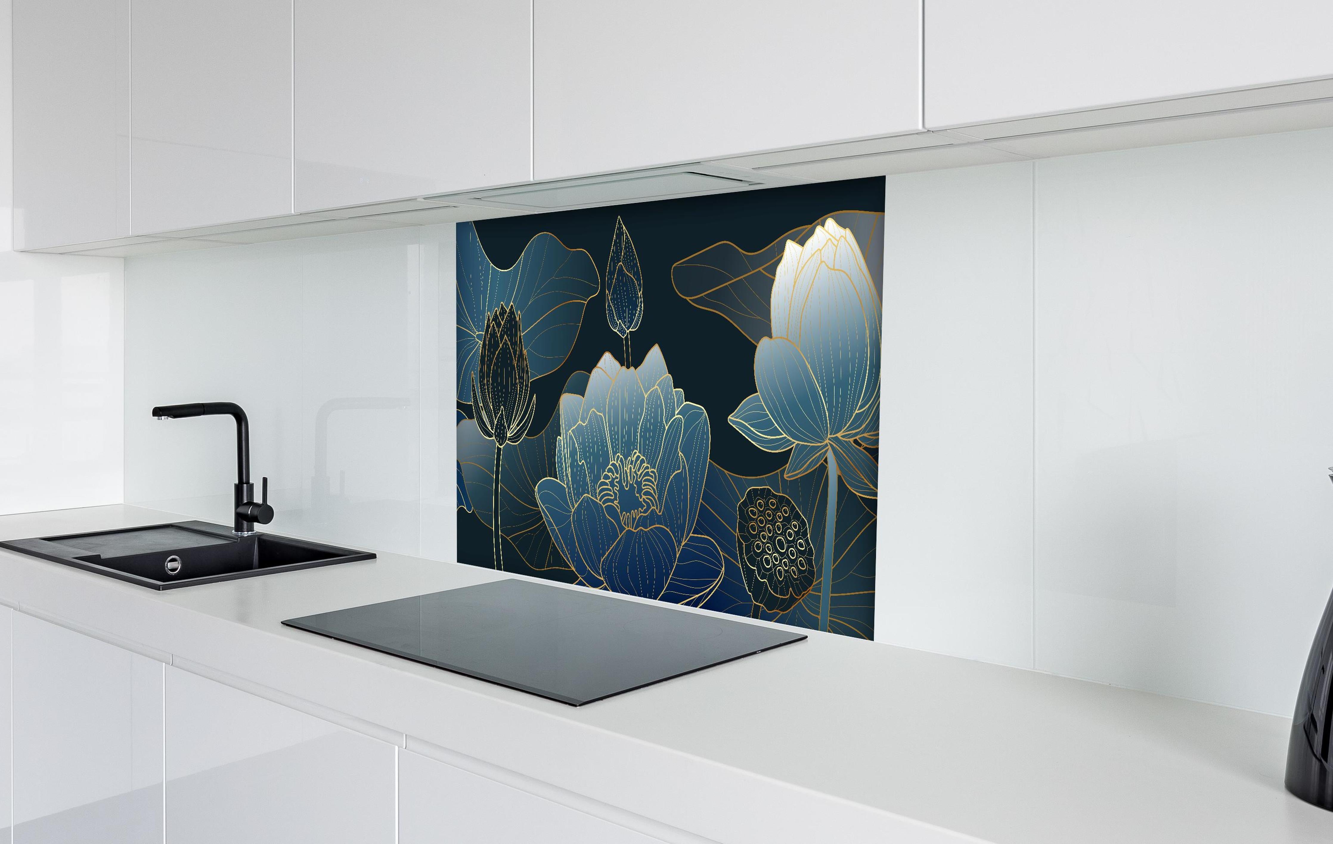 Spritzschutz - Petrol-goldene Blüten hinter einem Cerankochfeld zwischen Holz-Kochutensilien
