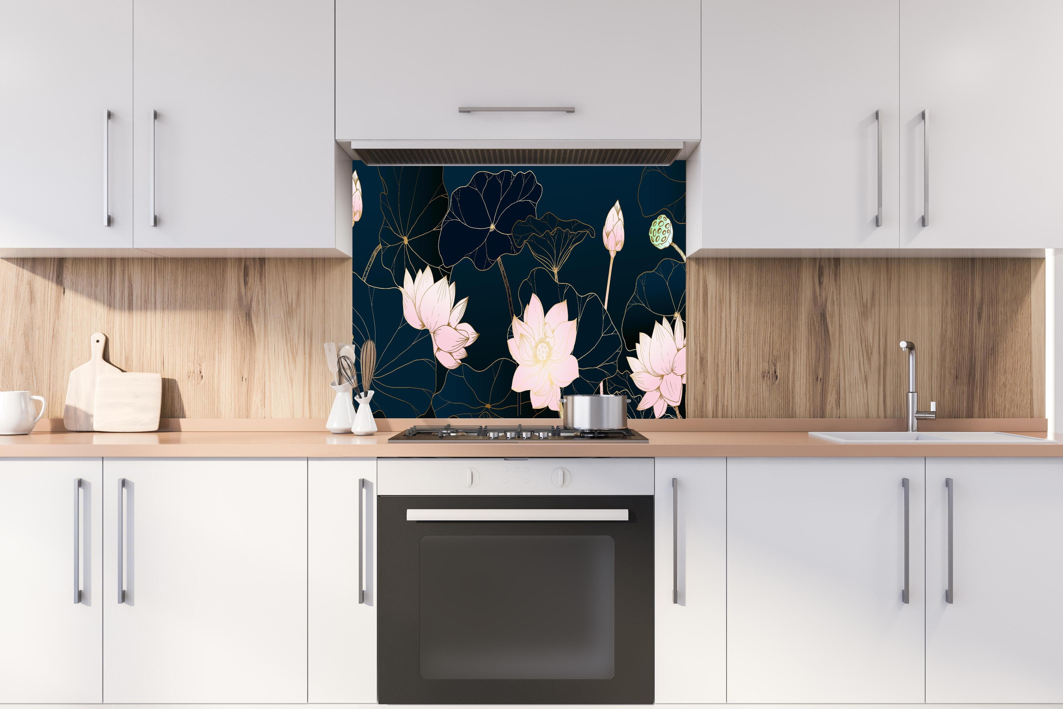 Spritzschutz - Petrol-rosa Blüten hinter einem Cerankochfeld zwischen Holz-Kochutensilien
