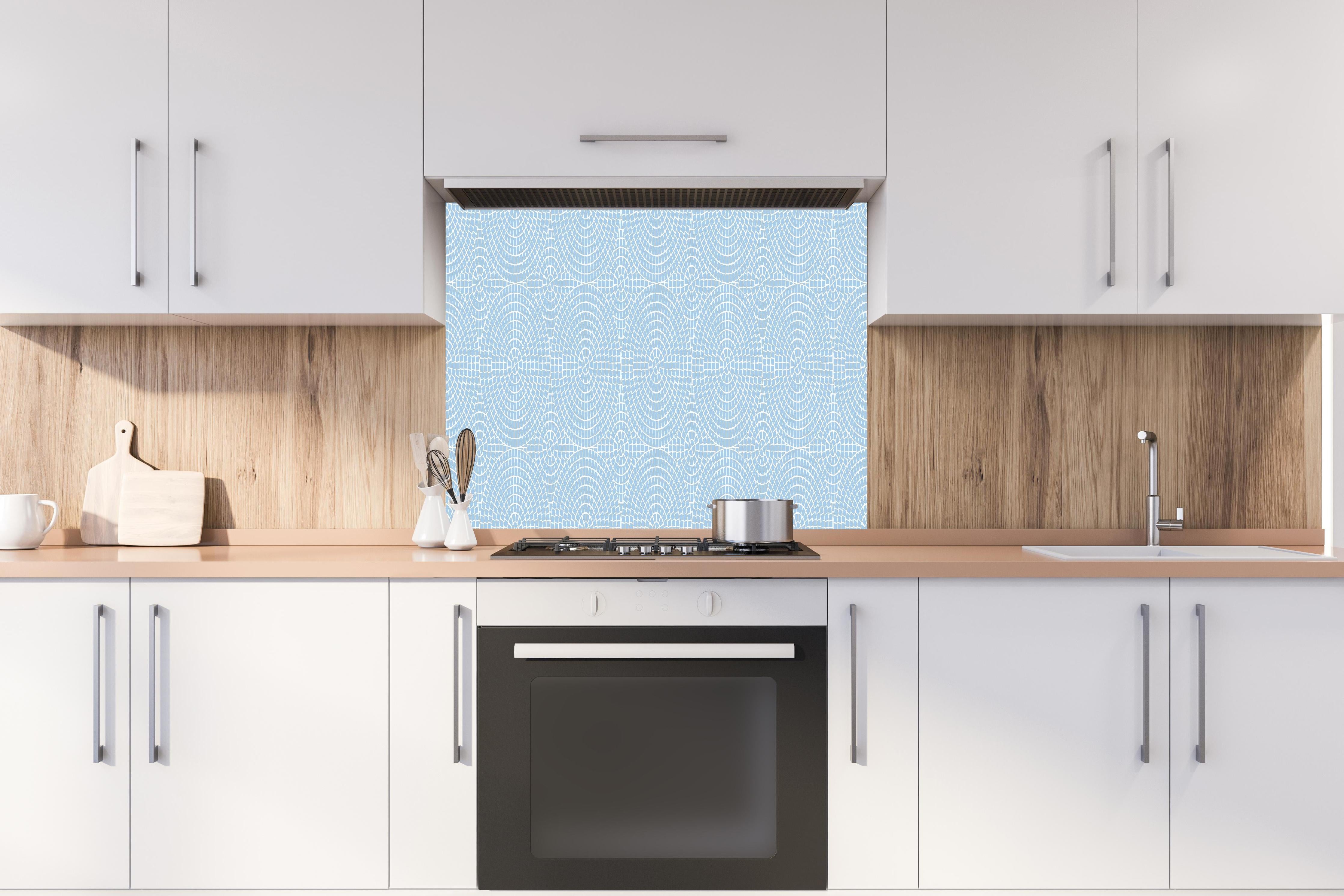 Spritzschutz - Pietre Mosaico Cielo hinter einem Cerankochfeld zwischen Holz-Kochutensilien
