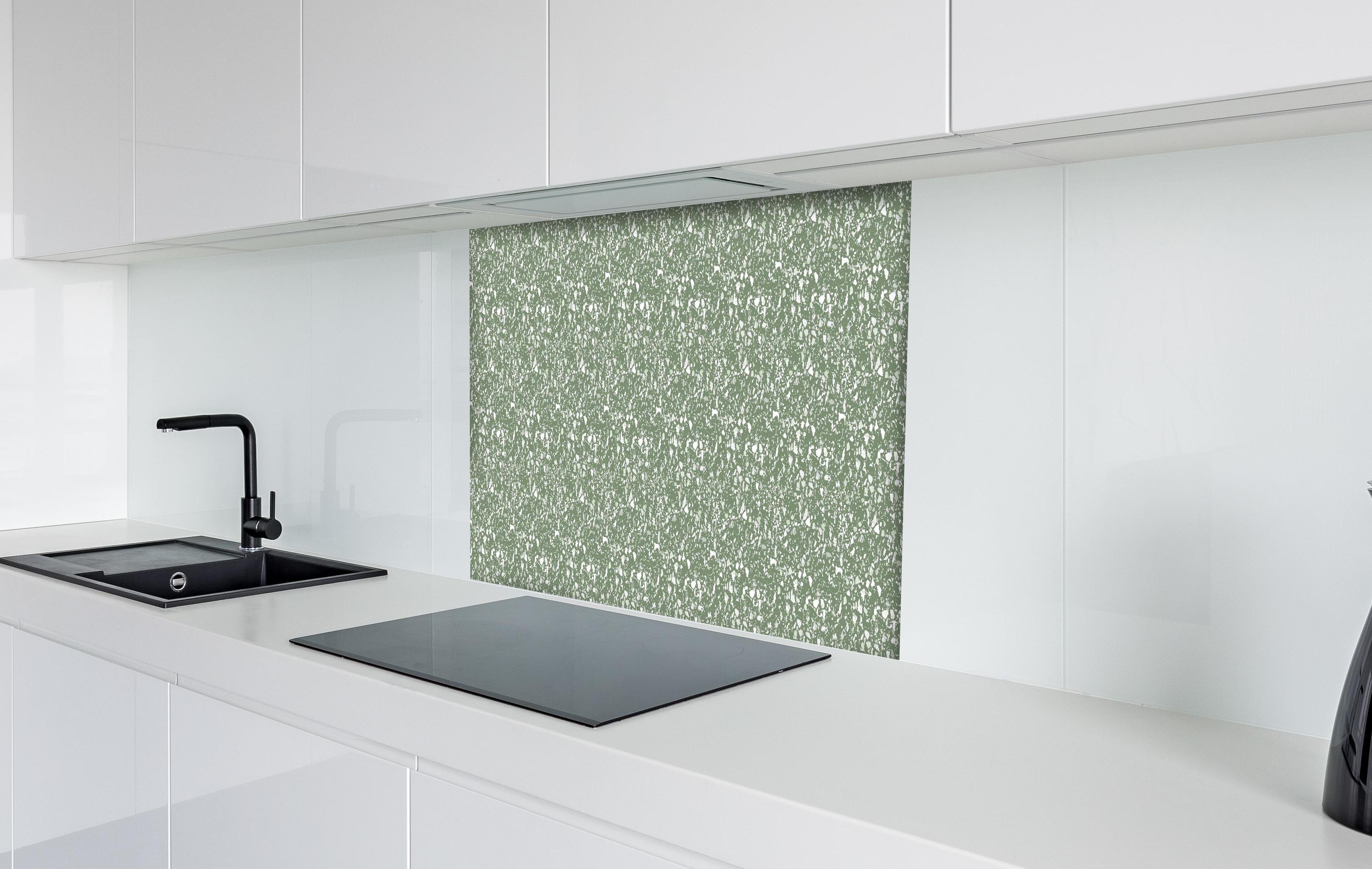 Spritzschutz - Pietre Terrazzo Oliva hinter einem Cerankochfeld zwischen Holz-Kochutensilien
