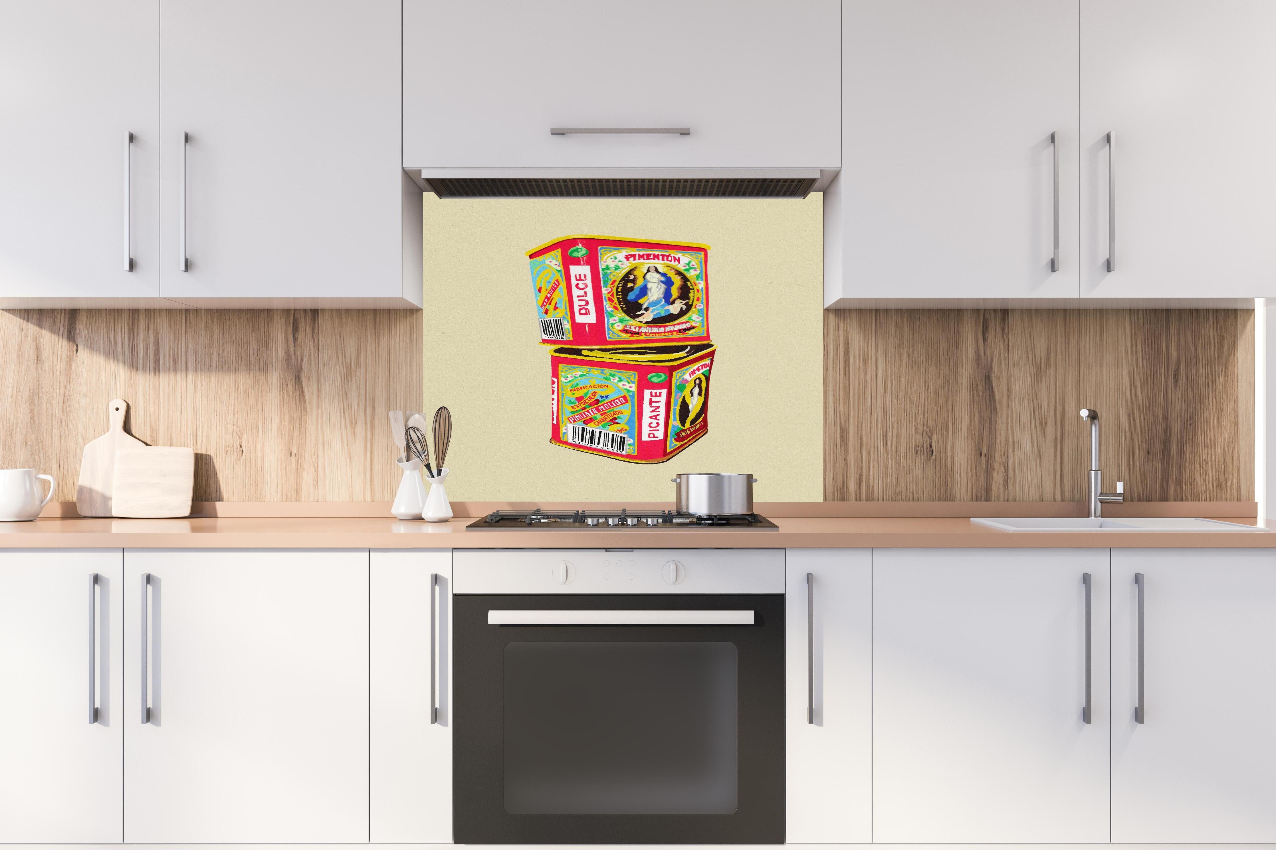 Spritzschutz - Pimentón hinter einem Cerankochfeld zwischen Holz-Kochutensilien
