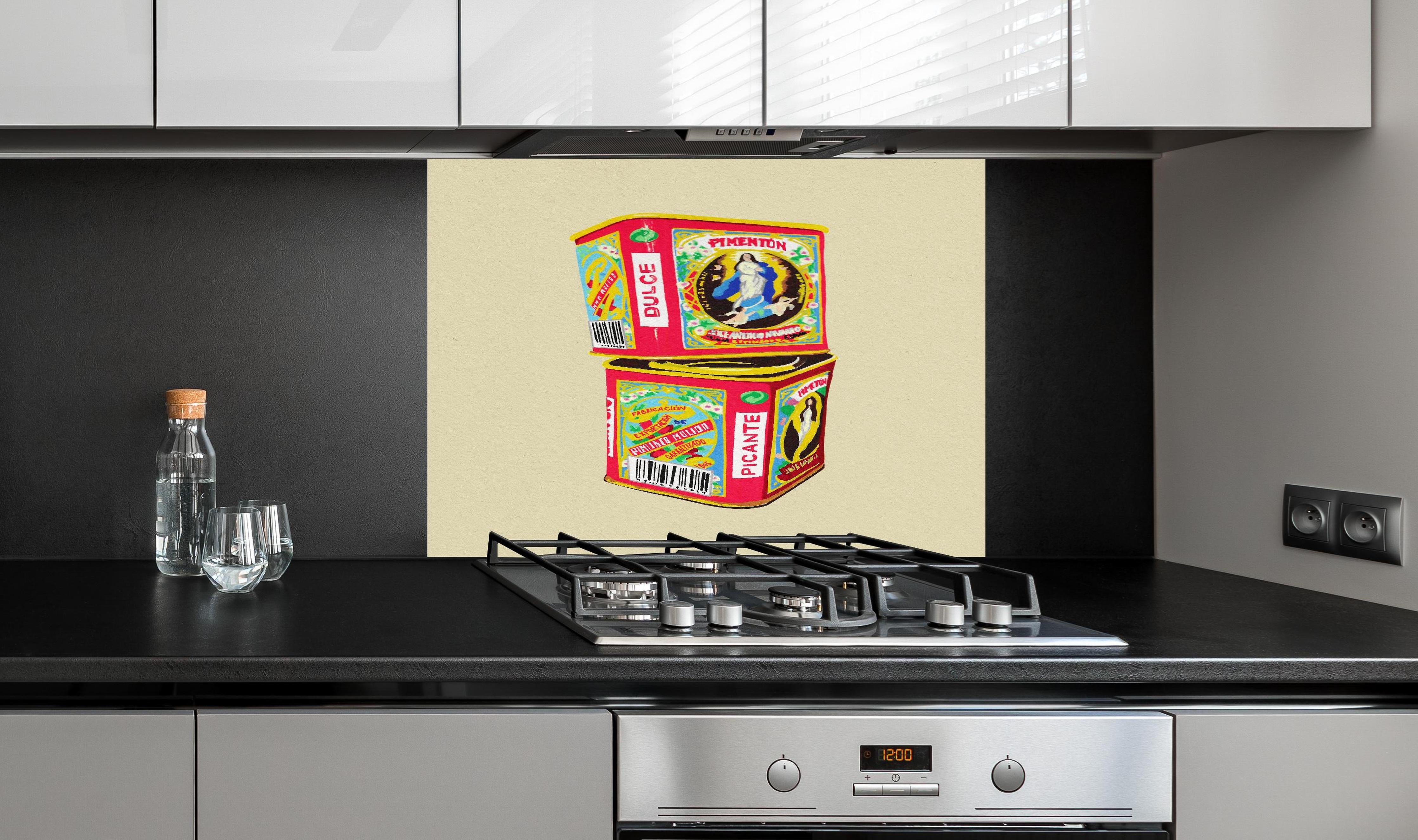 Spritzschutz - Pimentón hinter einem Cerankochfeld zwischen Holz-Kochutensilien
