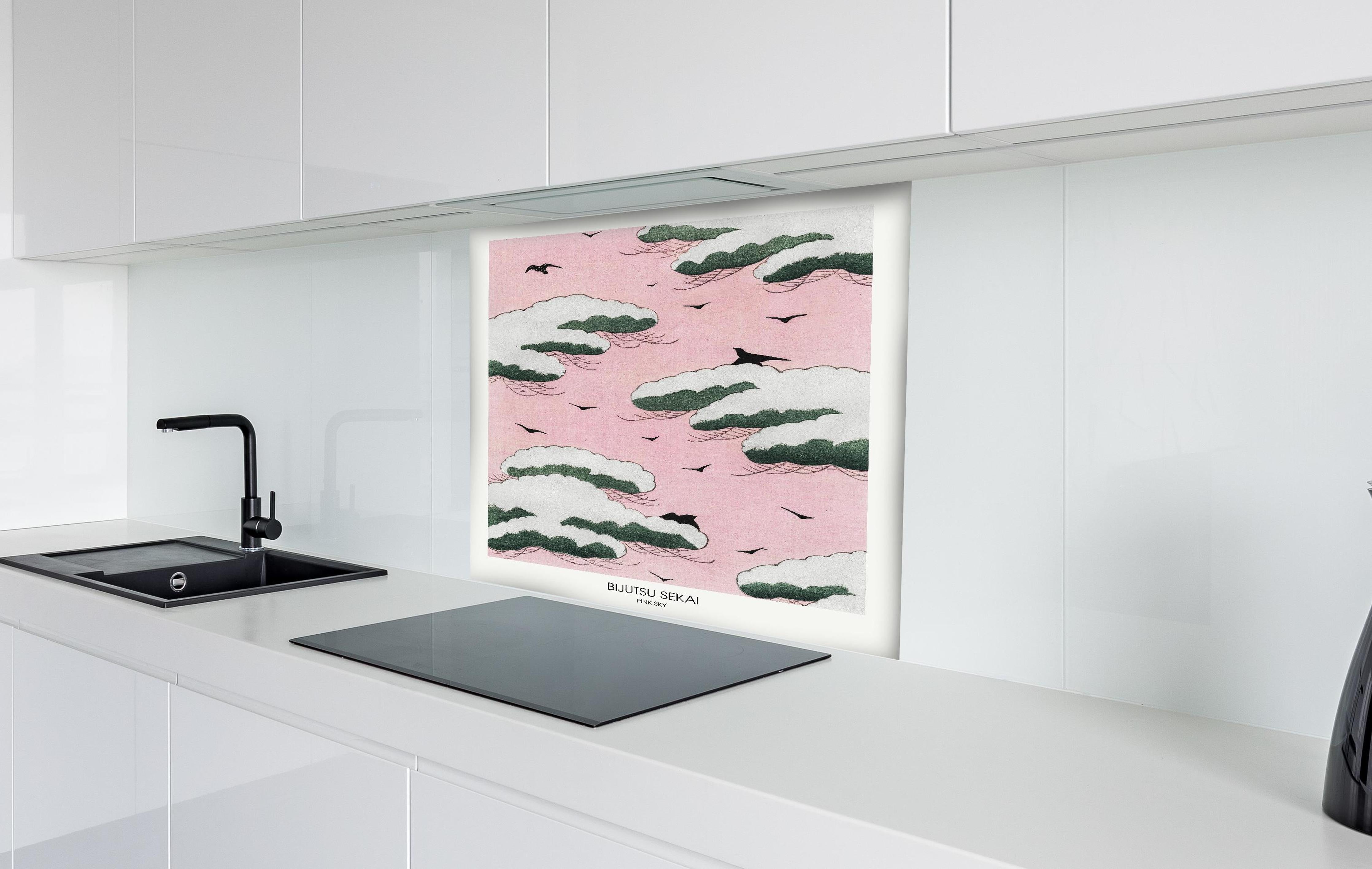 Spritzschutz - Pinker Himmel "Bijutsu Sekai" hinter einem Cerankochfeld zwischen Holz-Kochutensilien
