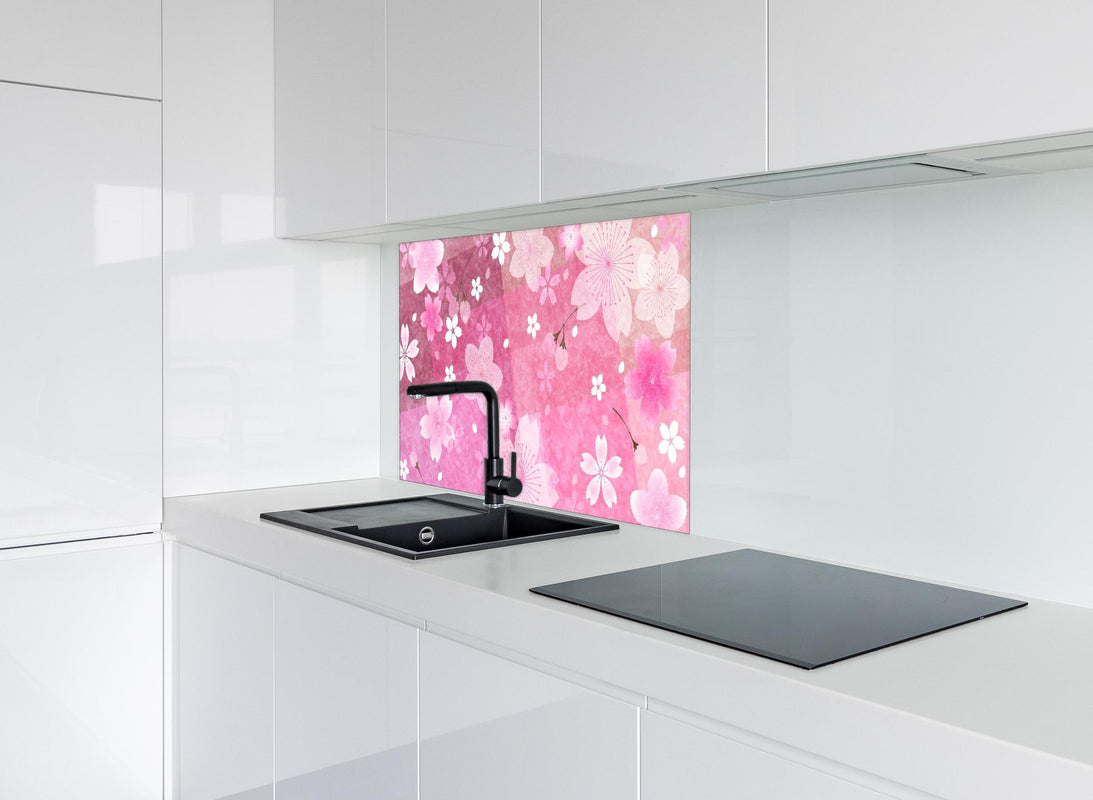 Spritzschutz - Pinkes Blumenmuster Aquarell Illustration hinter einem Cerankochfeld zwischen Holz-Kochutensilien

