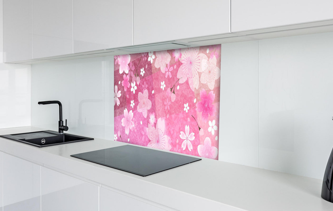 Spritzschutz - Pinkes Blumenmuster Aquarell Illustration hinter einem Cerankochfeld zwischen Holz-Kochutensilien
