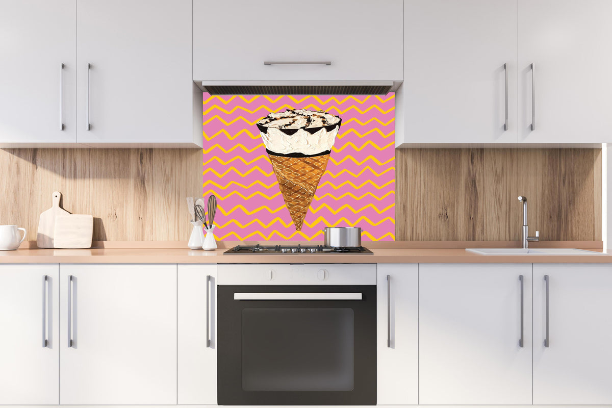 Spritzschutz - Pinkes Cornetto Eis - Gemälde hinter einem Cerankochfeld zwischen Holz-Kochutensilien
