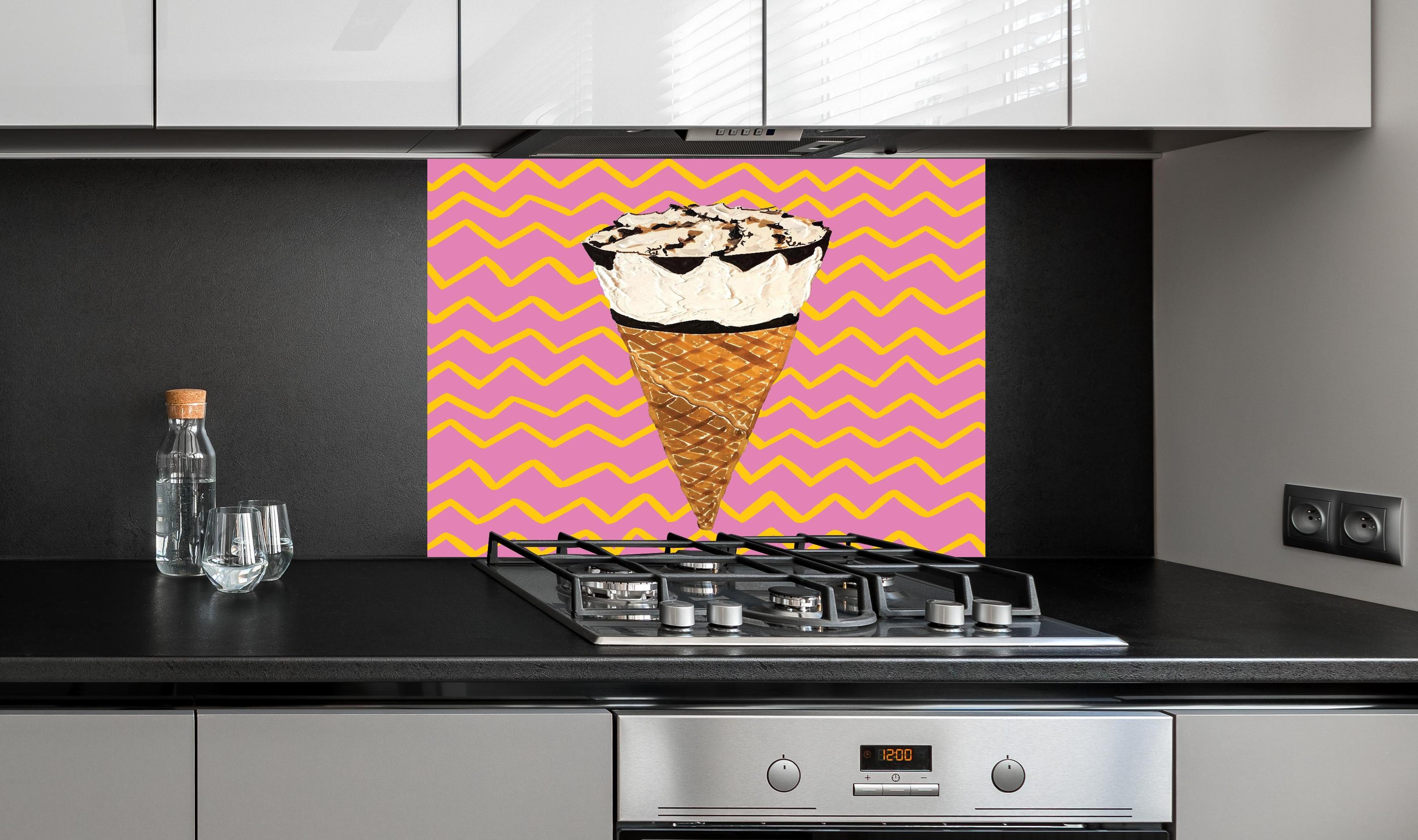 Spritzschutz - Pinkes Cornetto Eis - Gemälde hinter einem Cerankochfeld zwischen Holz-Kochutensilien
