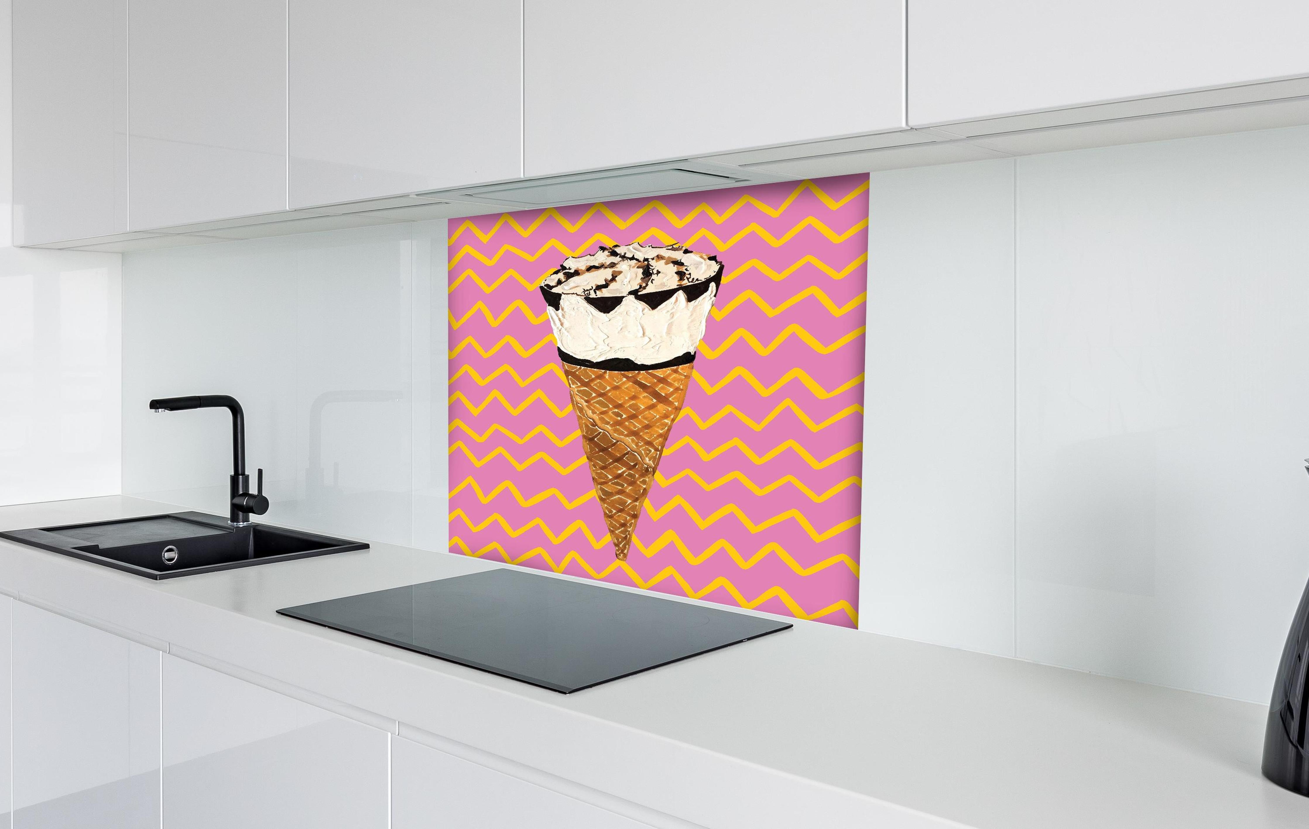 Spritzschutz - Pinkes Cornetto Eis - Gemälde hinter einem Cerankochfeld zwischen Holz-Kochutensilien
