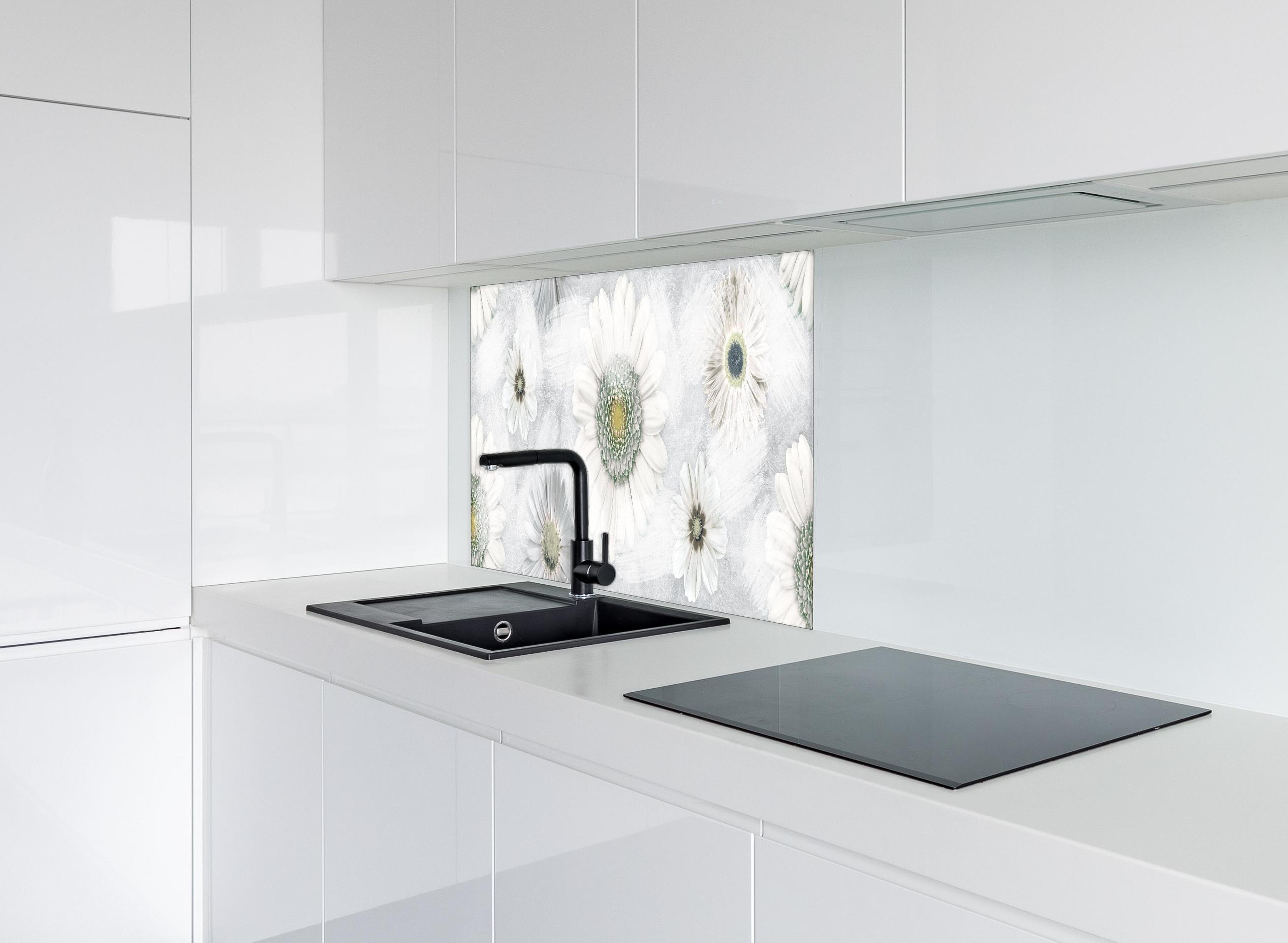 Spritzschutz - Pinsel Effekt - Blumen Muster hinter einem Cerankochfeld zwischen Holz-Kochutensilien
