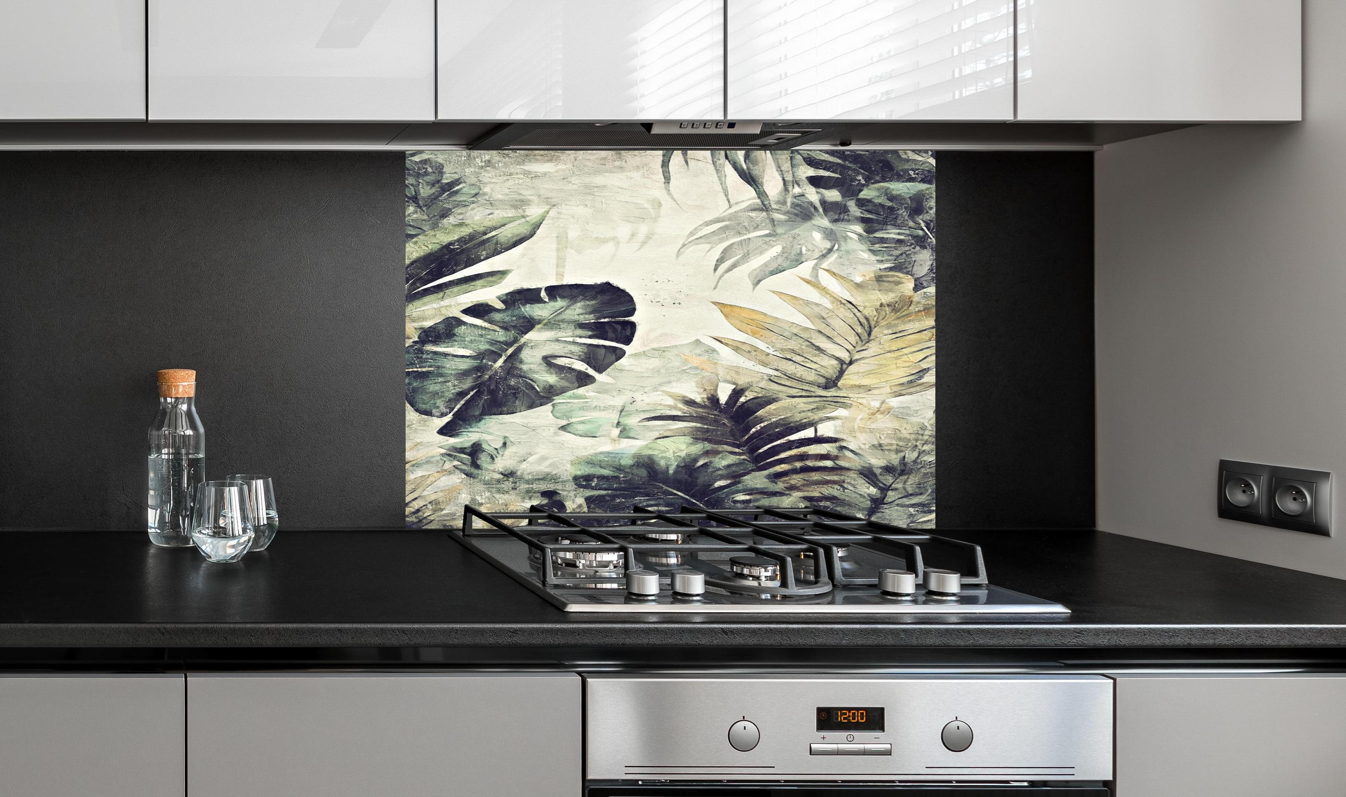 Spritzschutz - Pinselkunst - Floral hinter einem Cerankochfeld zwischen Holz-Kochutensilien
