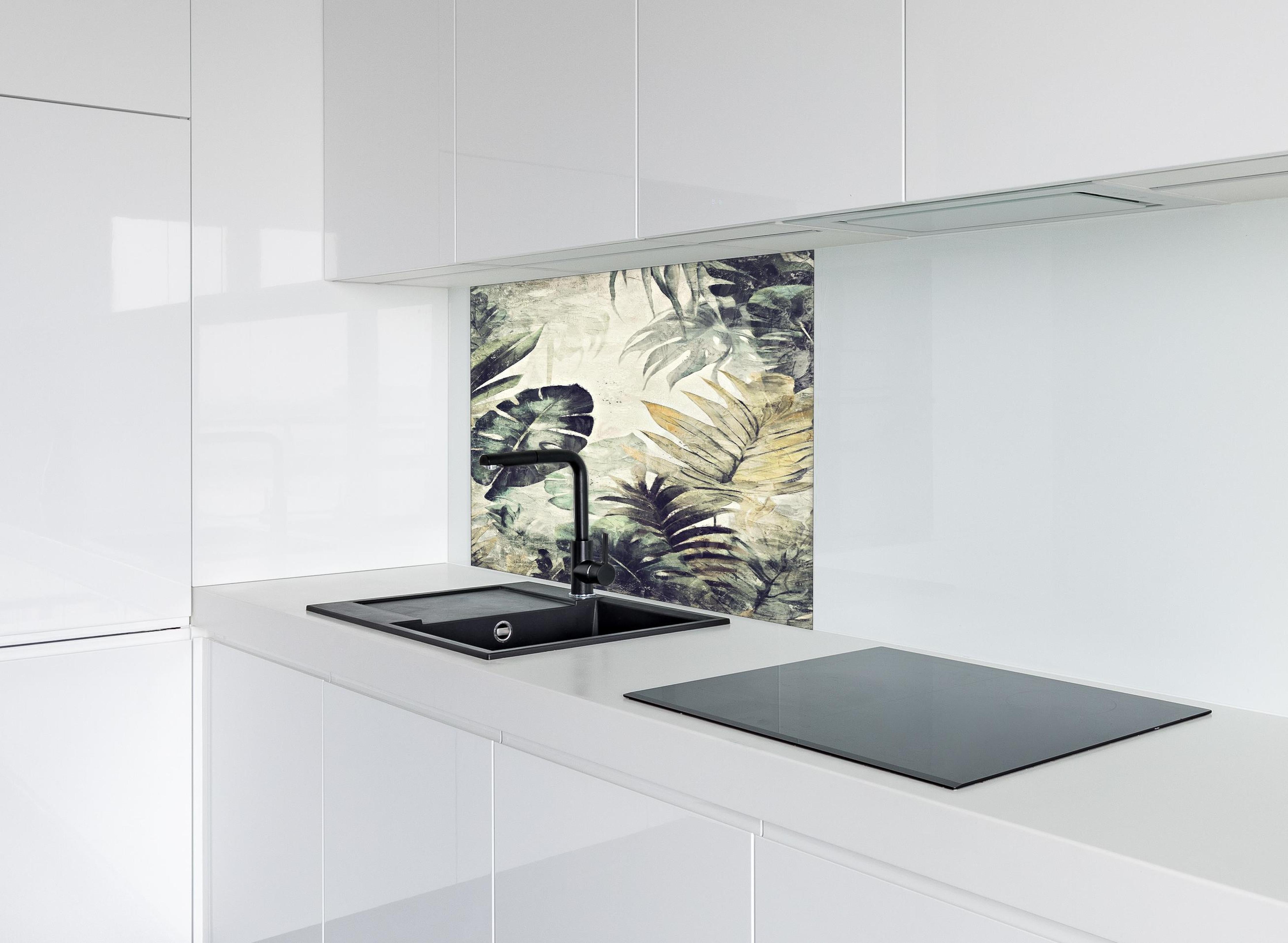 Spritzschutz - Pinselkunst - Floral hinter einem Cerankochfeld zwischen Holz-Kochutensilien
