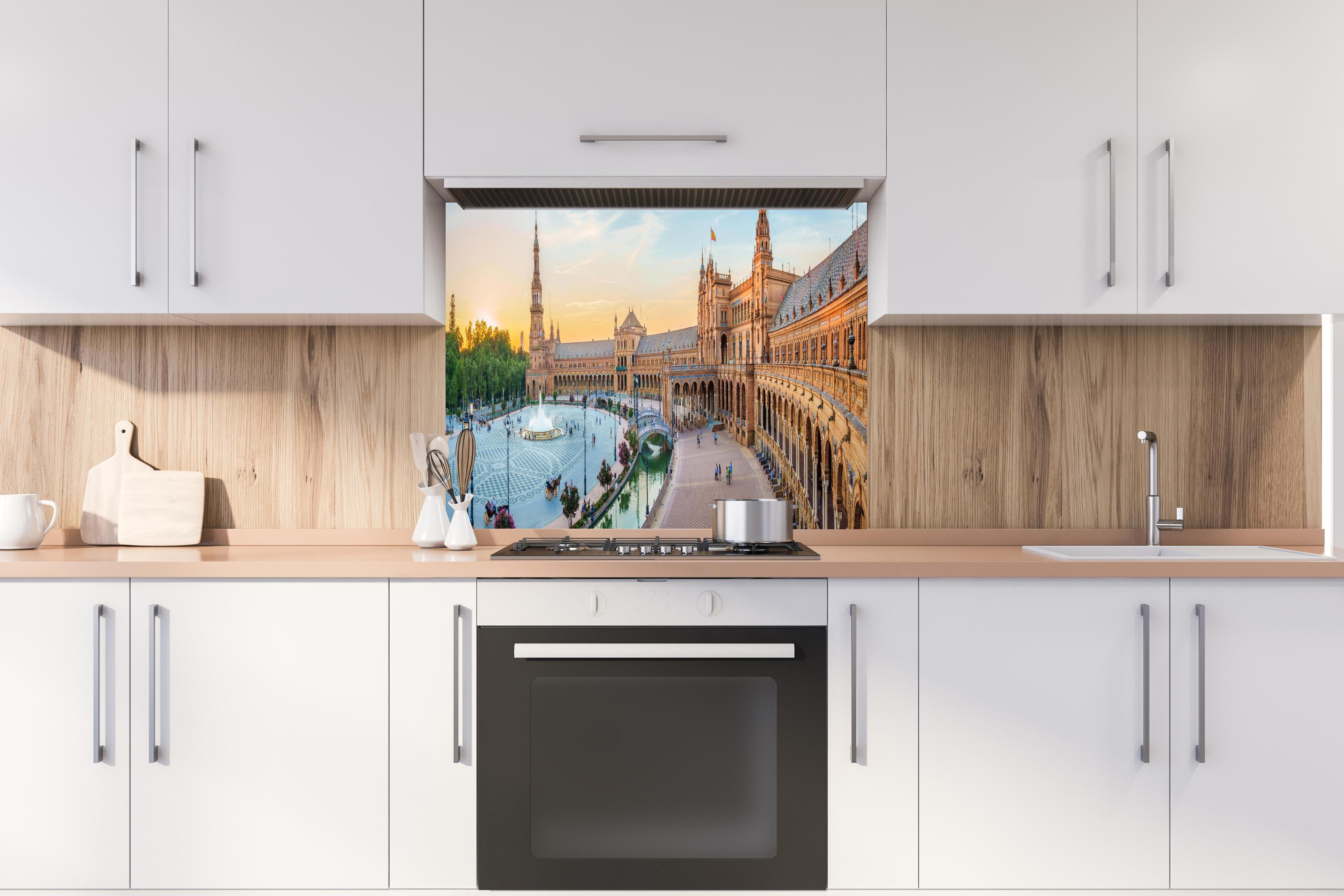 Spritzschutz - Plaza Espana Panorama in Abenddämmerung hinter einem Cerankochfeld zwischen Holz-Kochutensilien
