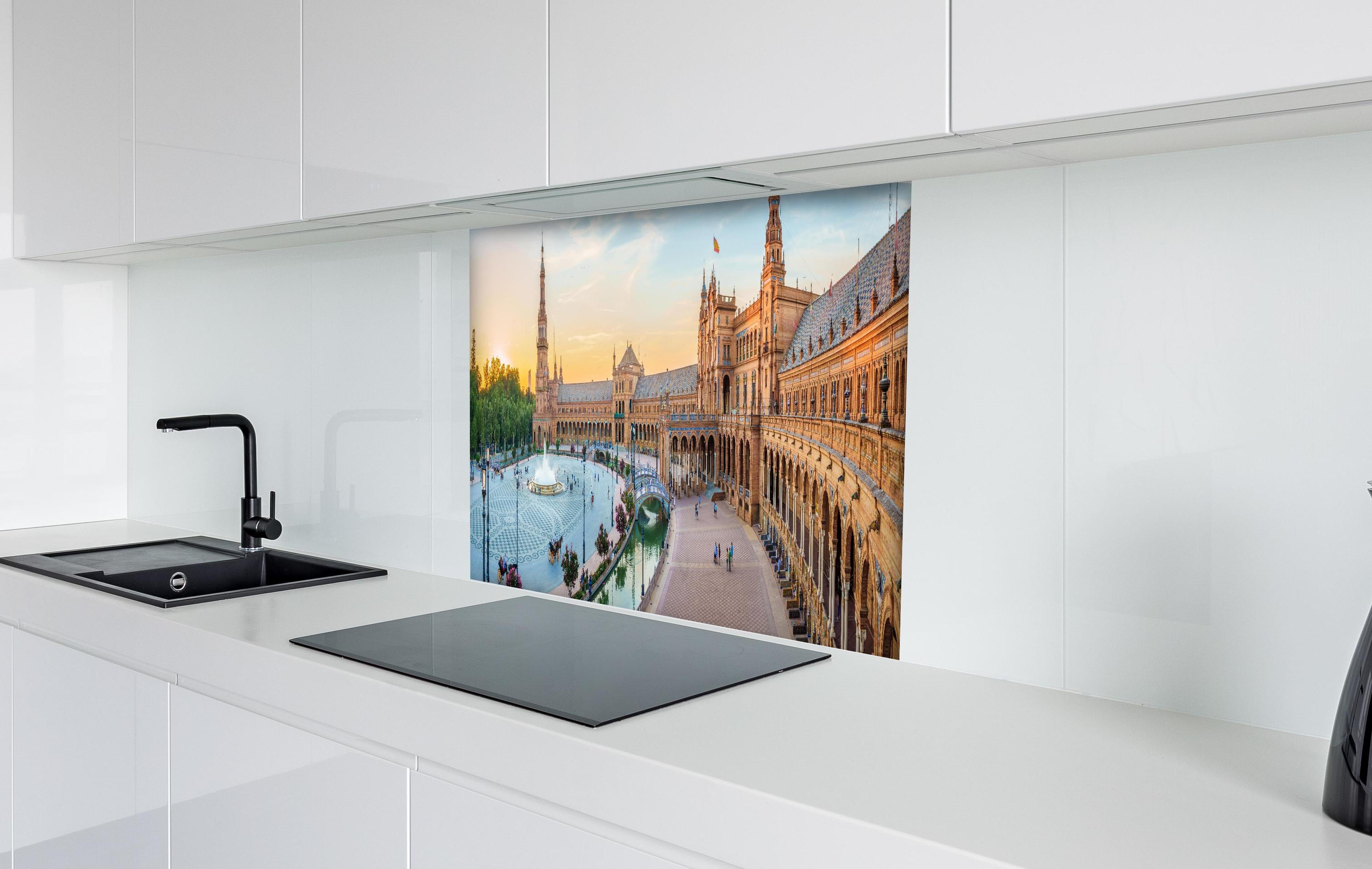 Spritzschutz - Plaza Espana Panorama in Abenddämmerung hinter einem Cerankochfeld zwischen Holz-Kochutensilien
