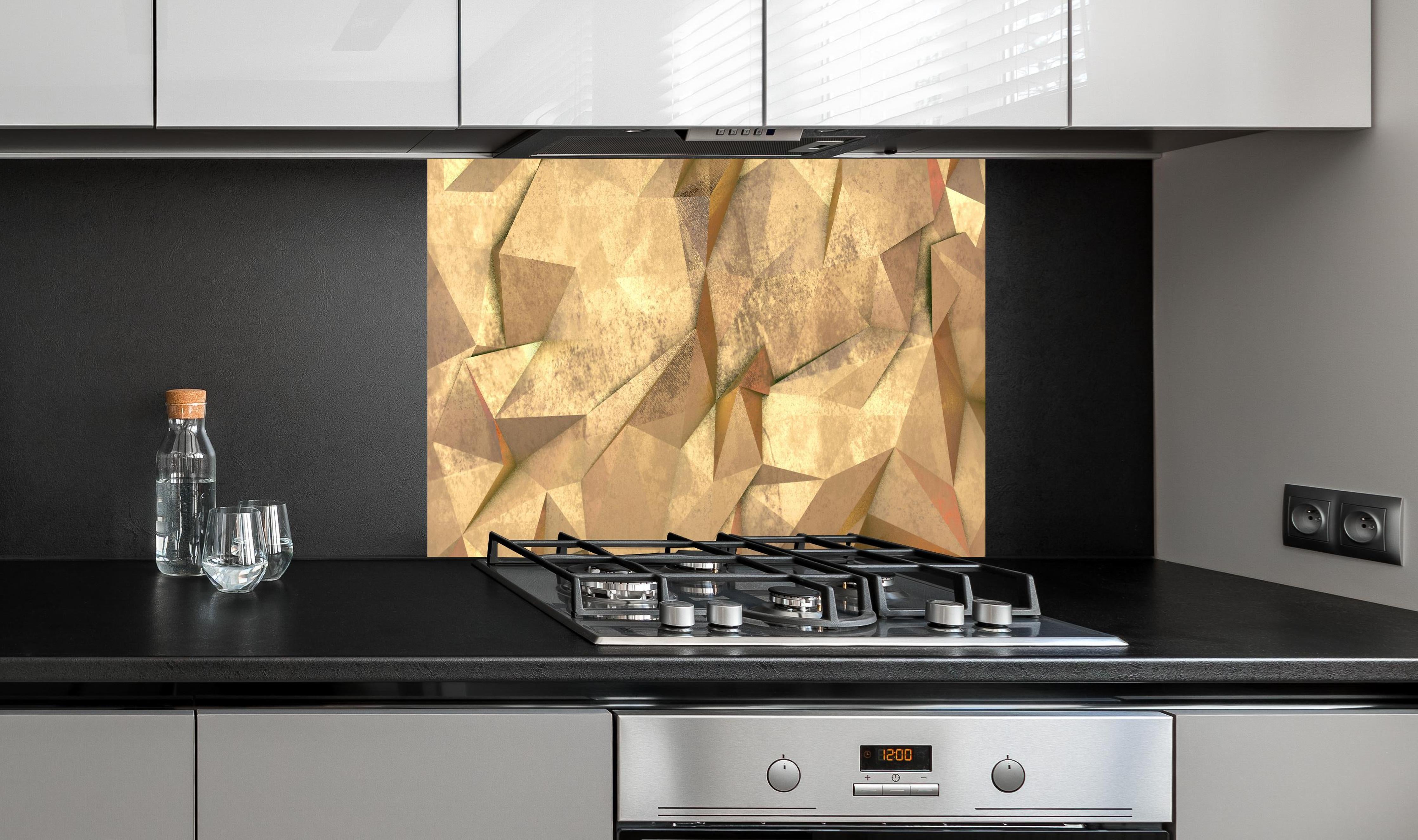 Spritzschutz - Polygonale Hntergrund Textur hinter einem Cerankochfeld zwischen Holz-Kochutensilien
