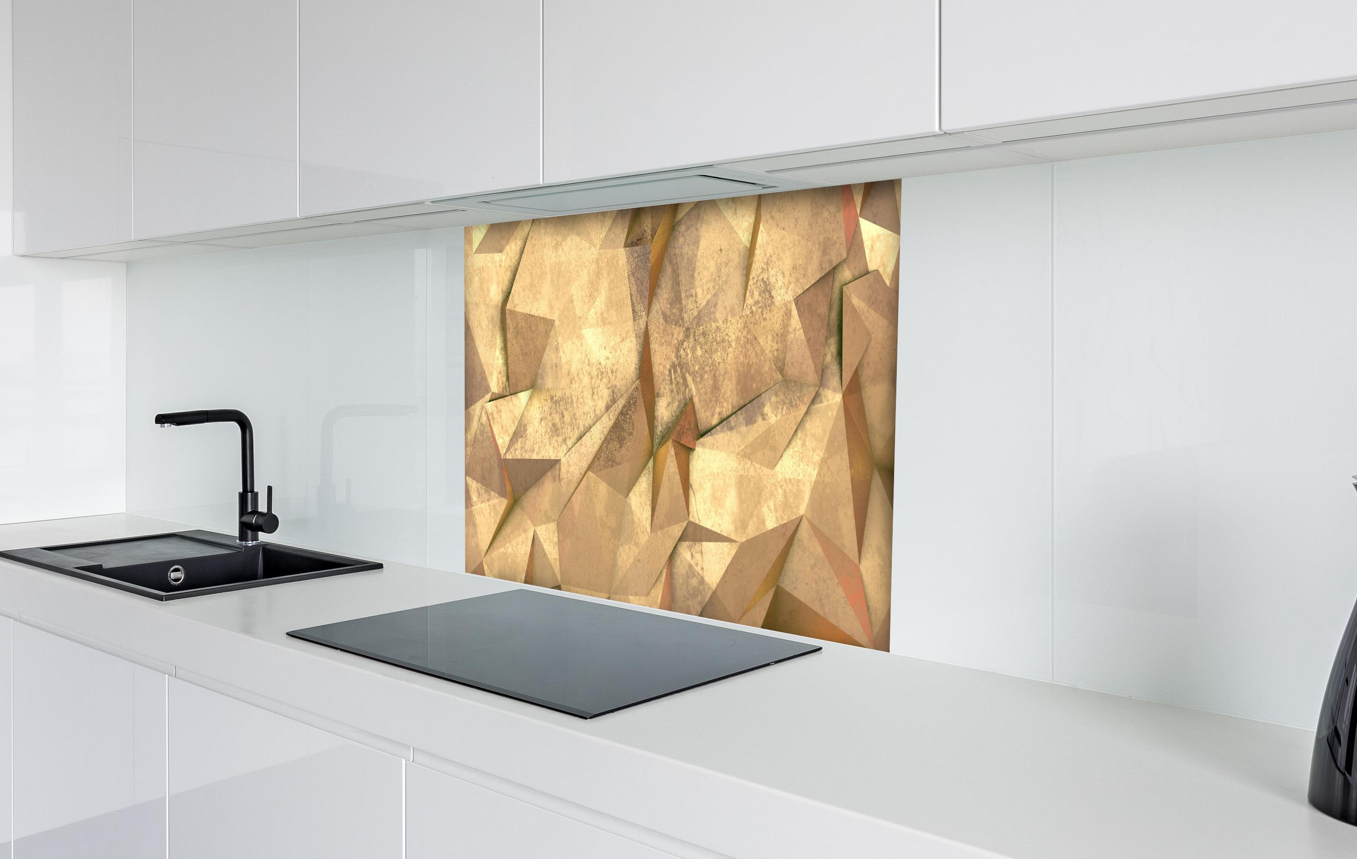 Spritzschutz - Polygonale Hntergrund Textur hinter einem Cerankochfeld zwischen Holz-Kochutensilien
