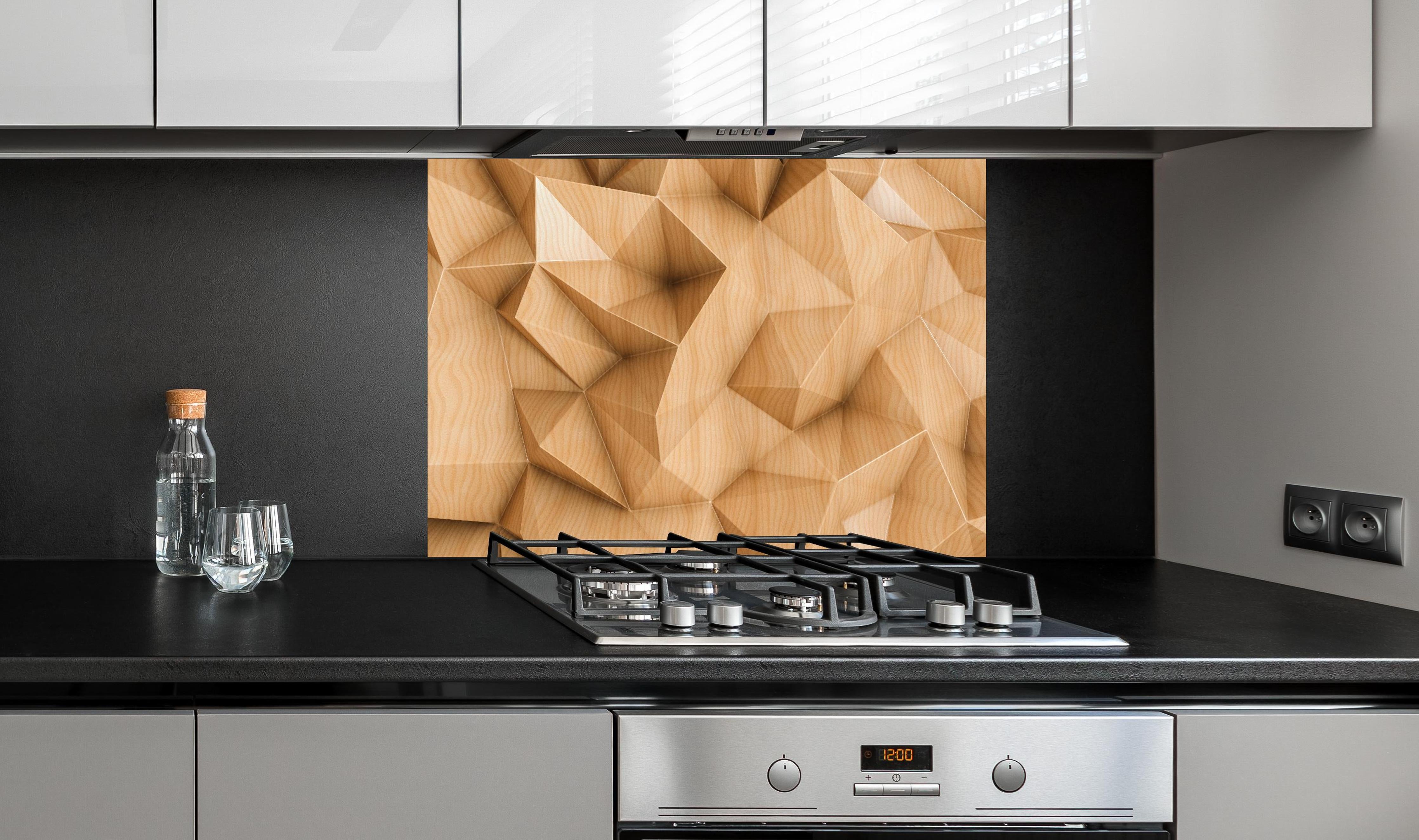 Spritzschutz - Polygonaler abstrakter Hintergrund hinter einem Cerankochfeld zwischen Holz-Kochutensilien
