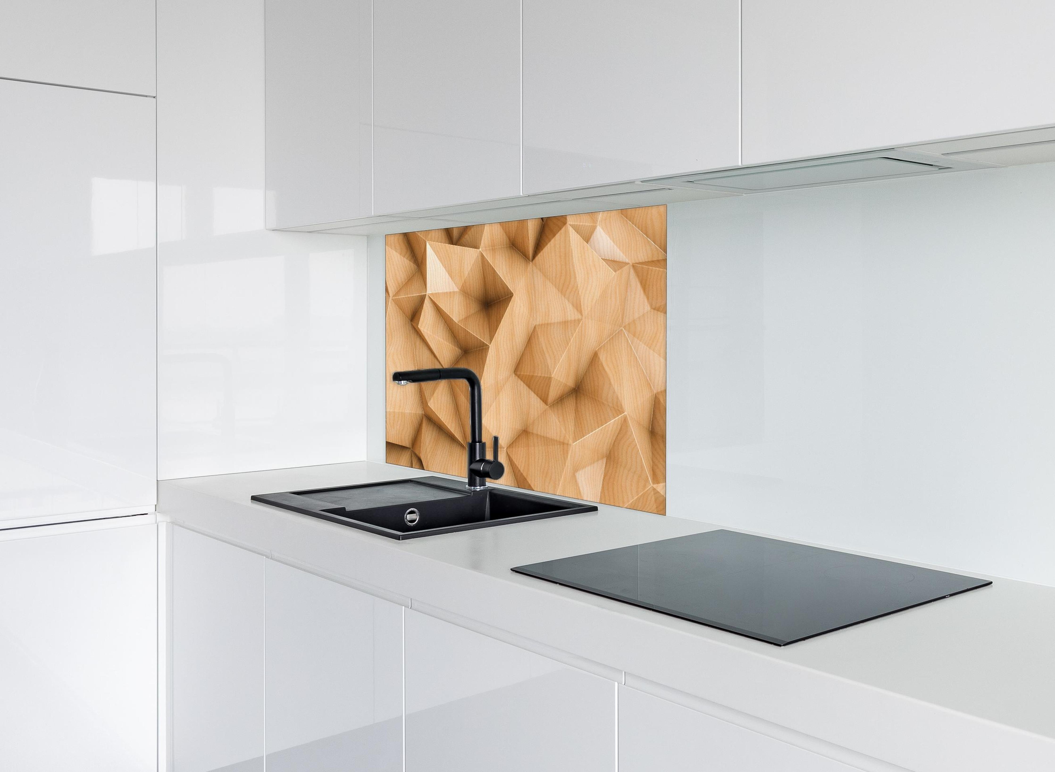 Spritzschutz - Polygonaler abstrakter Hintergrund hinter einem Cerankochfeld zwischen Holz-Kochutensilien
