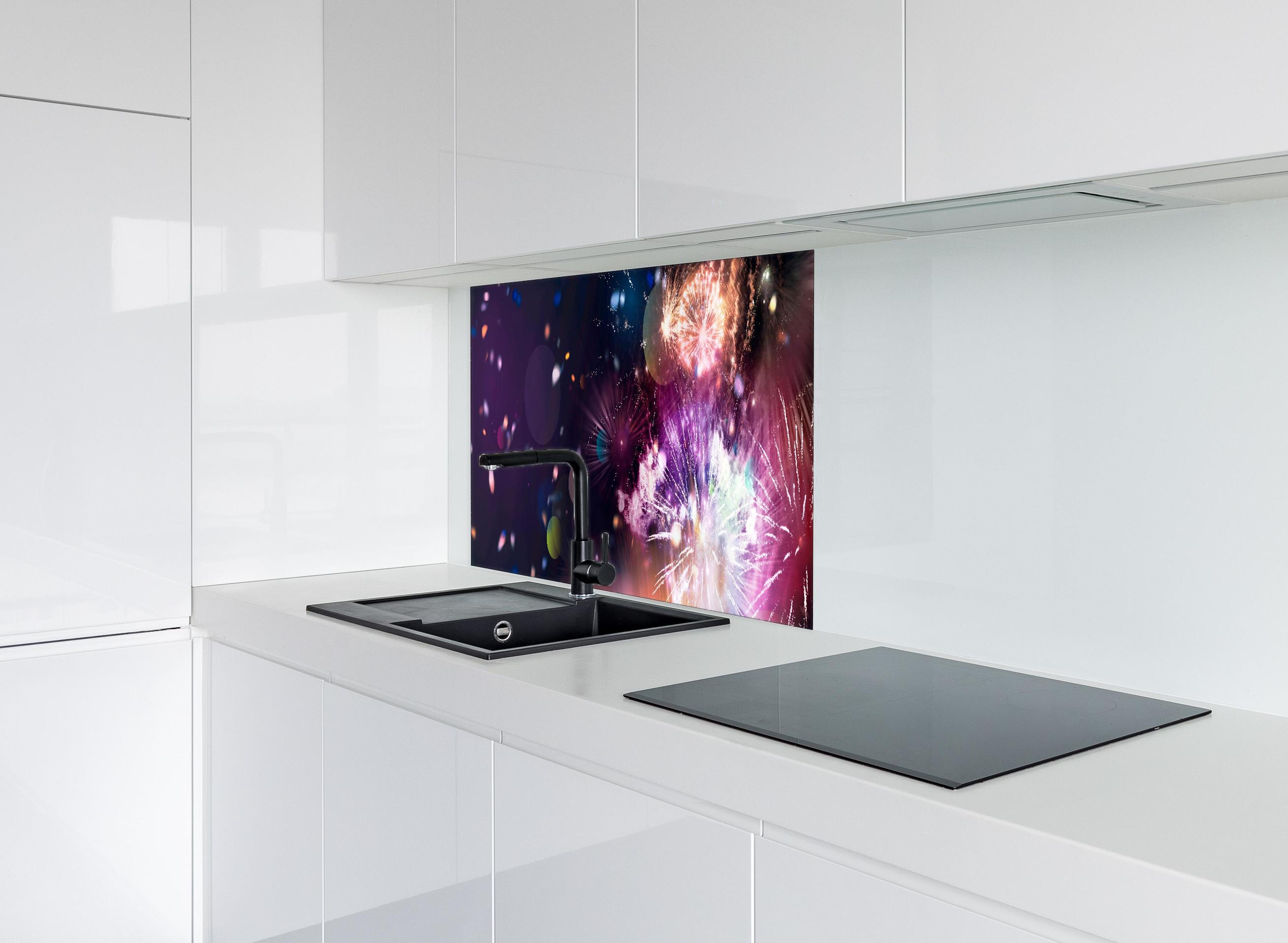 Spritzschutz - Prachtvolles Feuerwerk und schillerndes Konfetti hinter einem Cerankochfeld zwischen Holz-Kochutensilien
