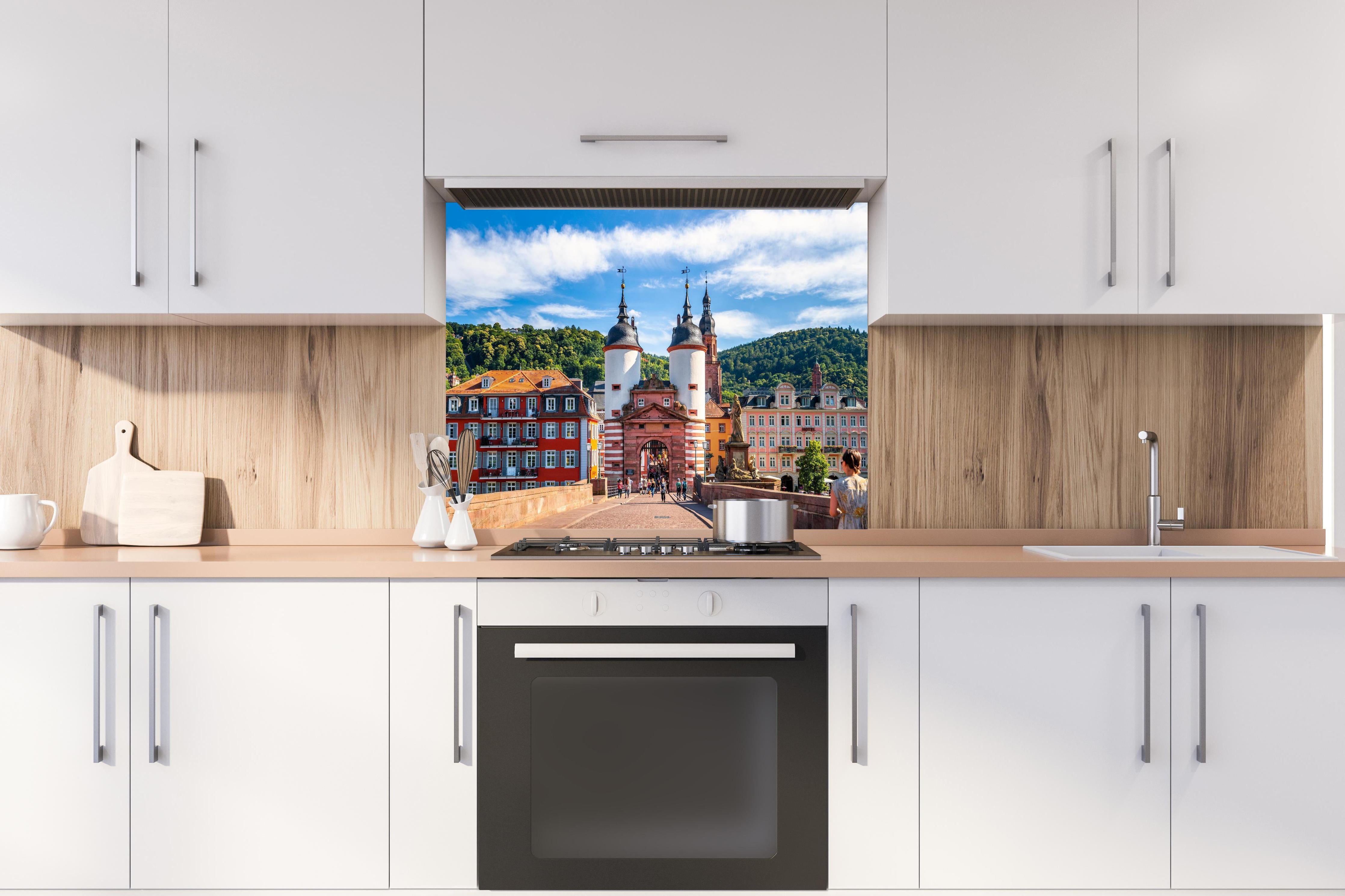 Spritzschutz - Prächtiger Anblick auf Brücke in Heidelberg hinter einem Cerankochfeld zwischen Holz-Kochutensilien
