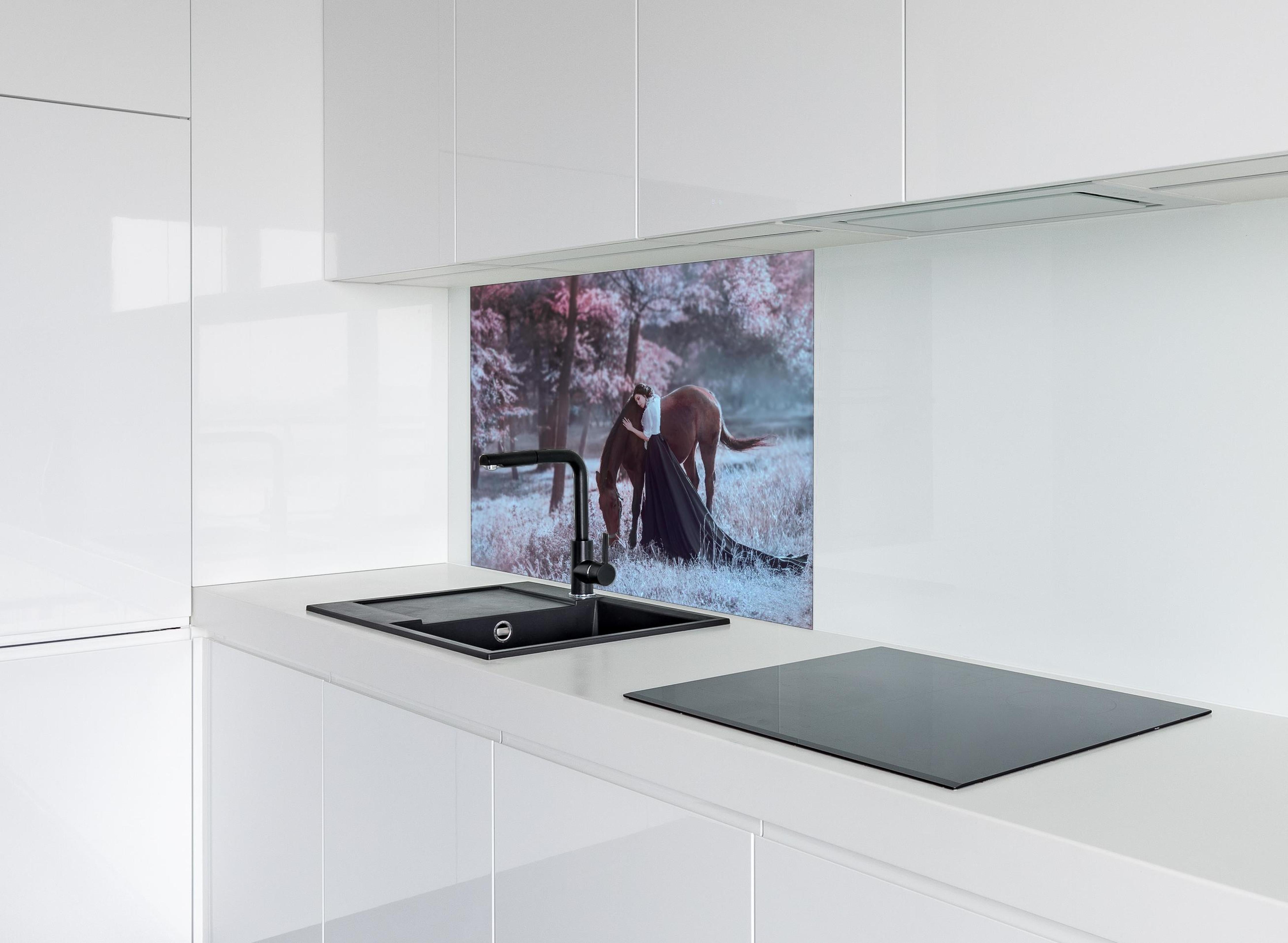 Spritzschutz - Prinzessin mit Pferd - Herbst hinter einem Cerankochfeld zwischen Holz-Kochutensilien
