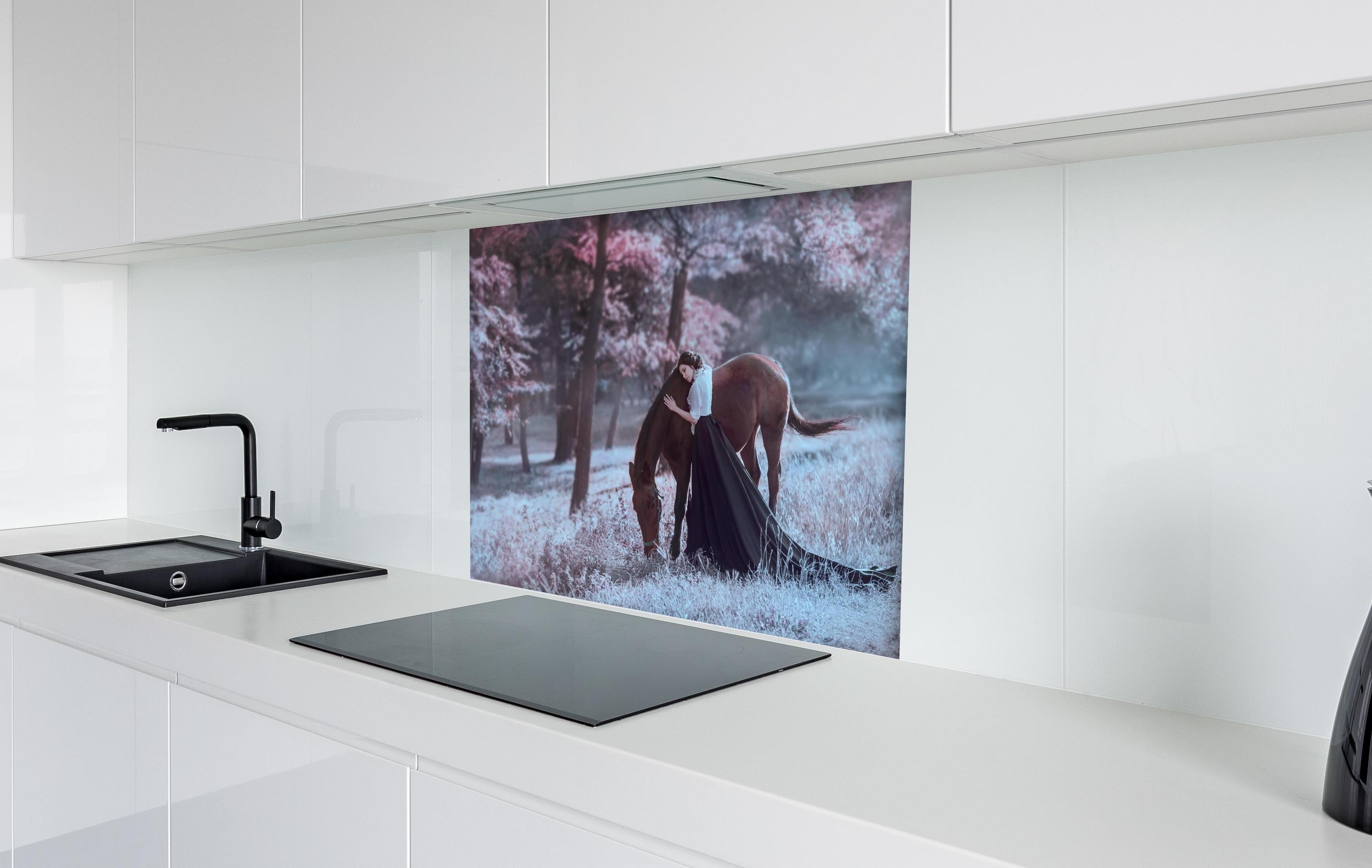 Spritzschutz - Prinzessin mit Pferd - Herbst hinter einem Cerankochfeld zwischen Holz-Kochutensilien
