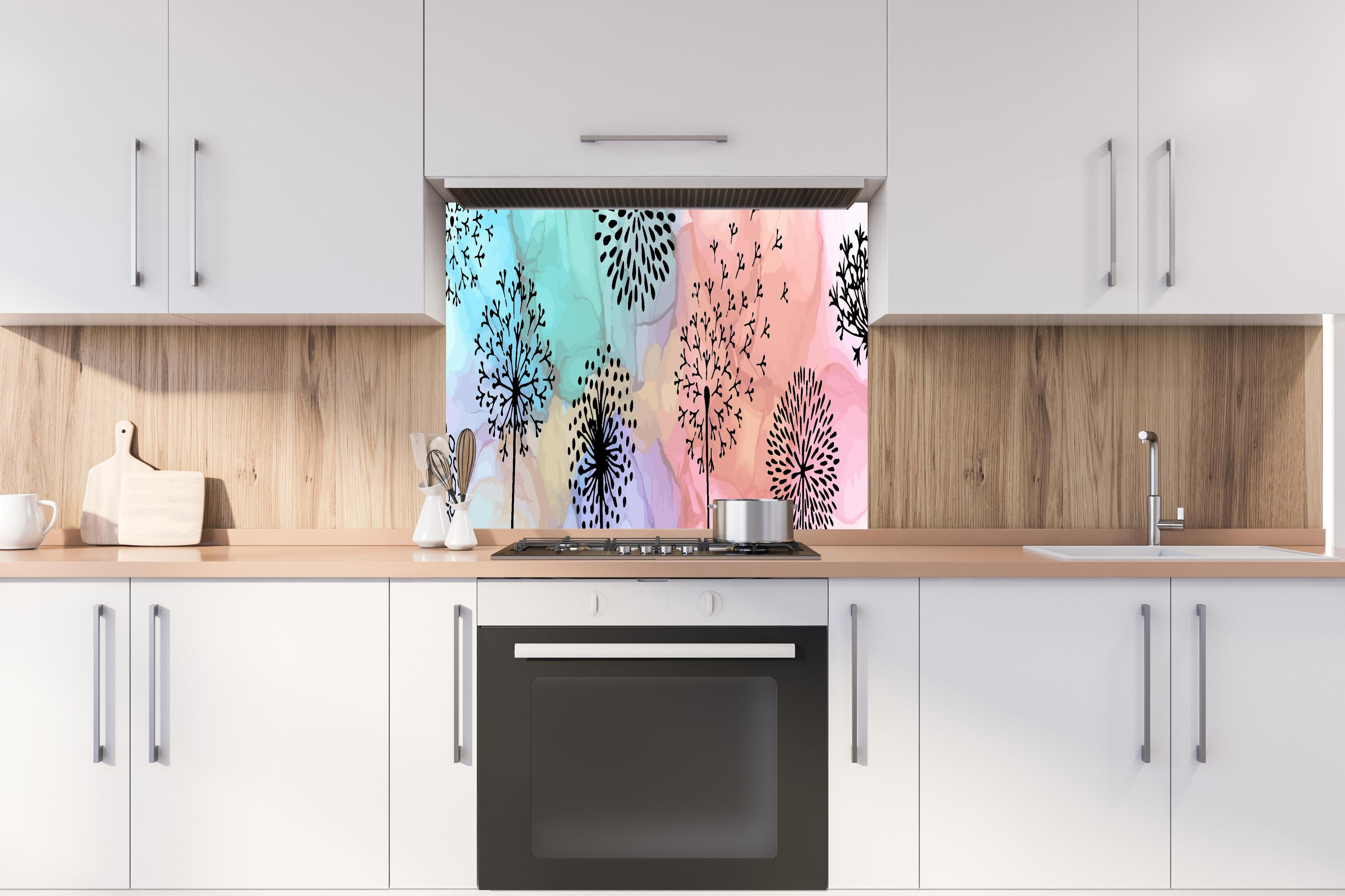 Spritzschutz - Pusteblume Aquarell hinter einem Cerankochfeld zwischen Holz-Kochutensilien
