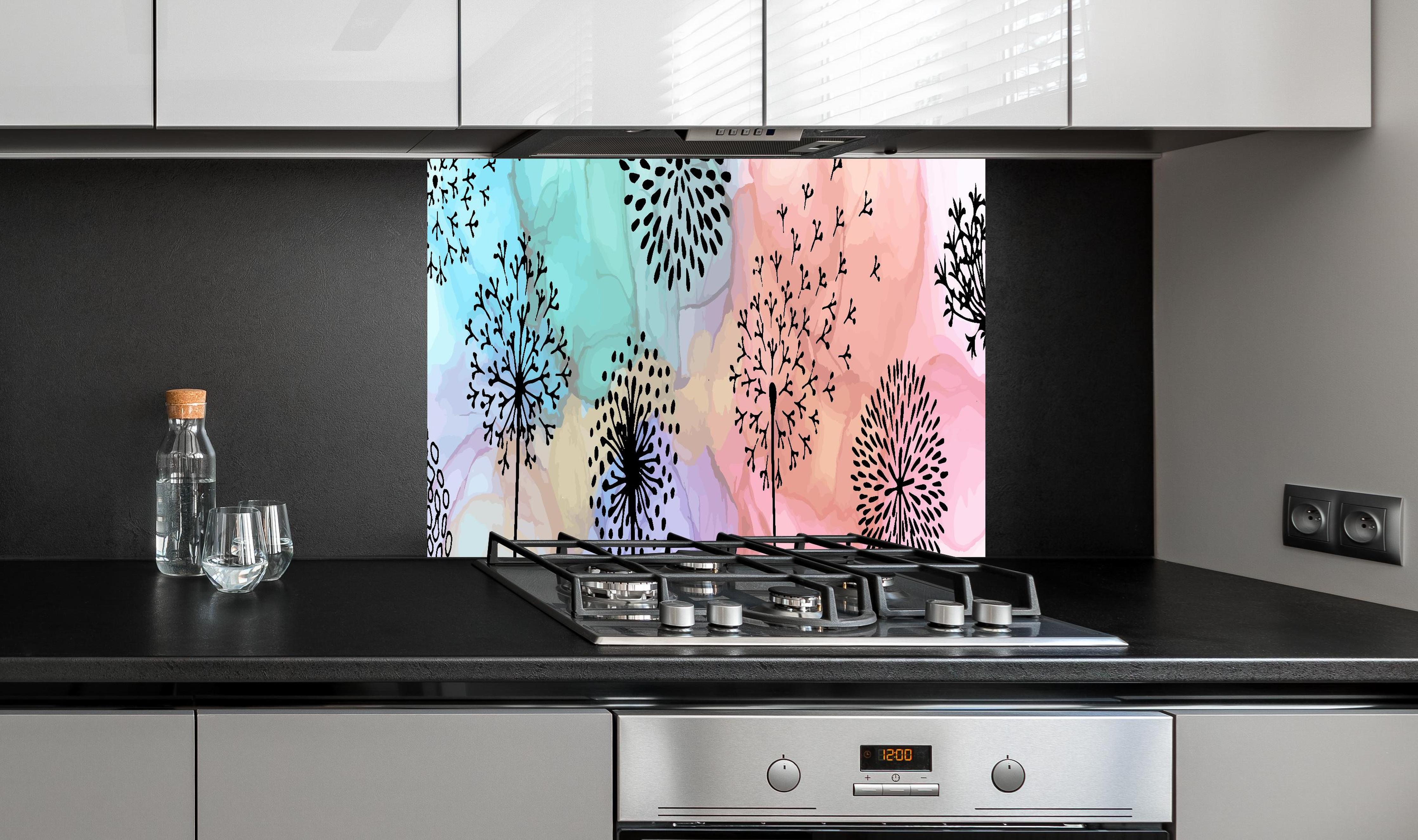 Spritzschutz - Pusteblume Aquarell hinter einem Cerankochfeld zwischen Holz-Kochutensilien
