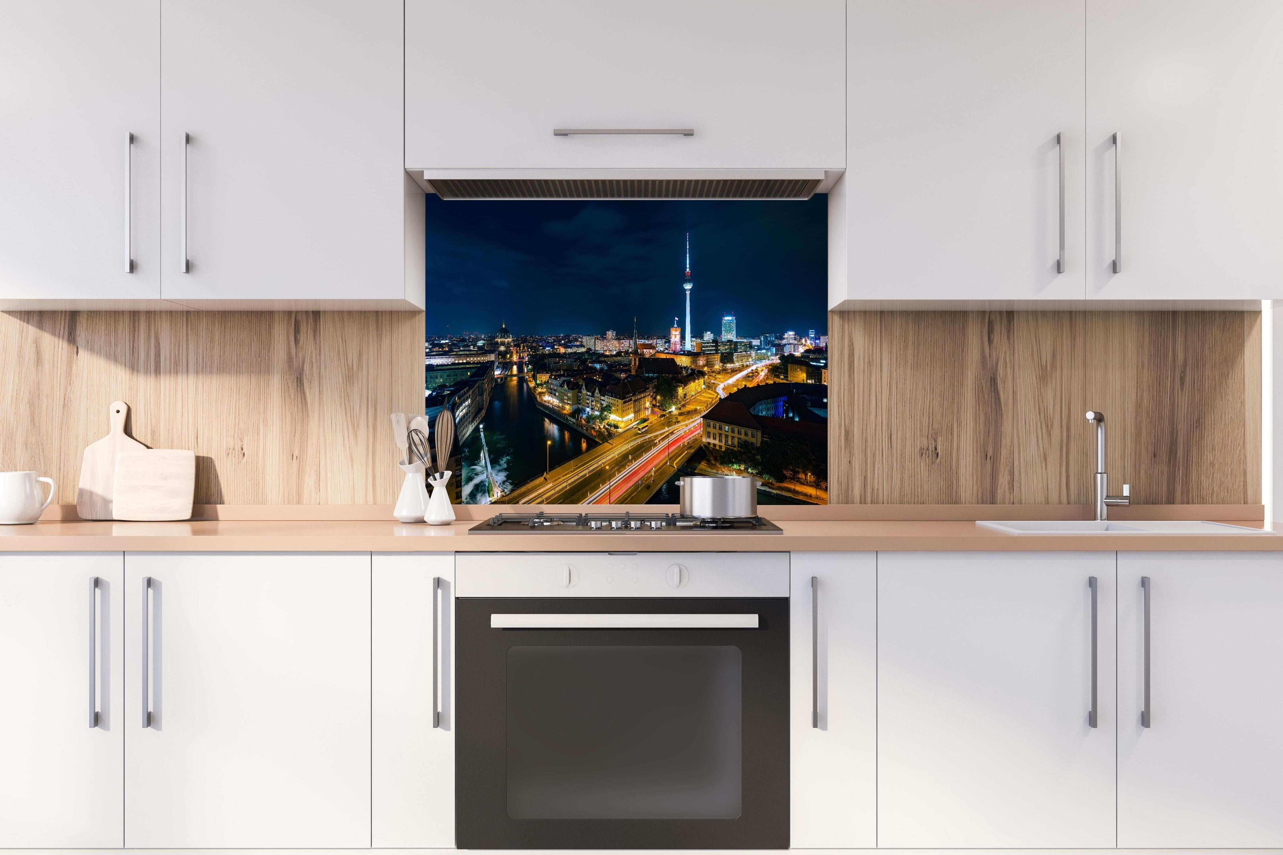 Spritzschutz - Pusteblume schwarz-weiß Hintergrund hinter einem Cerankochfeld zwischen Holz-Kochutensilien
