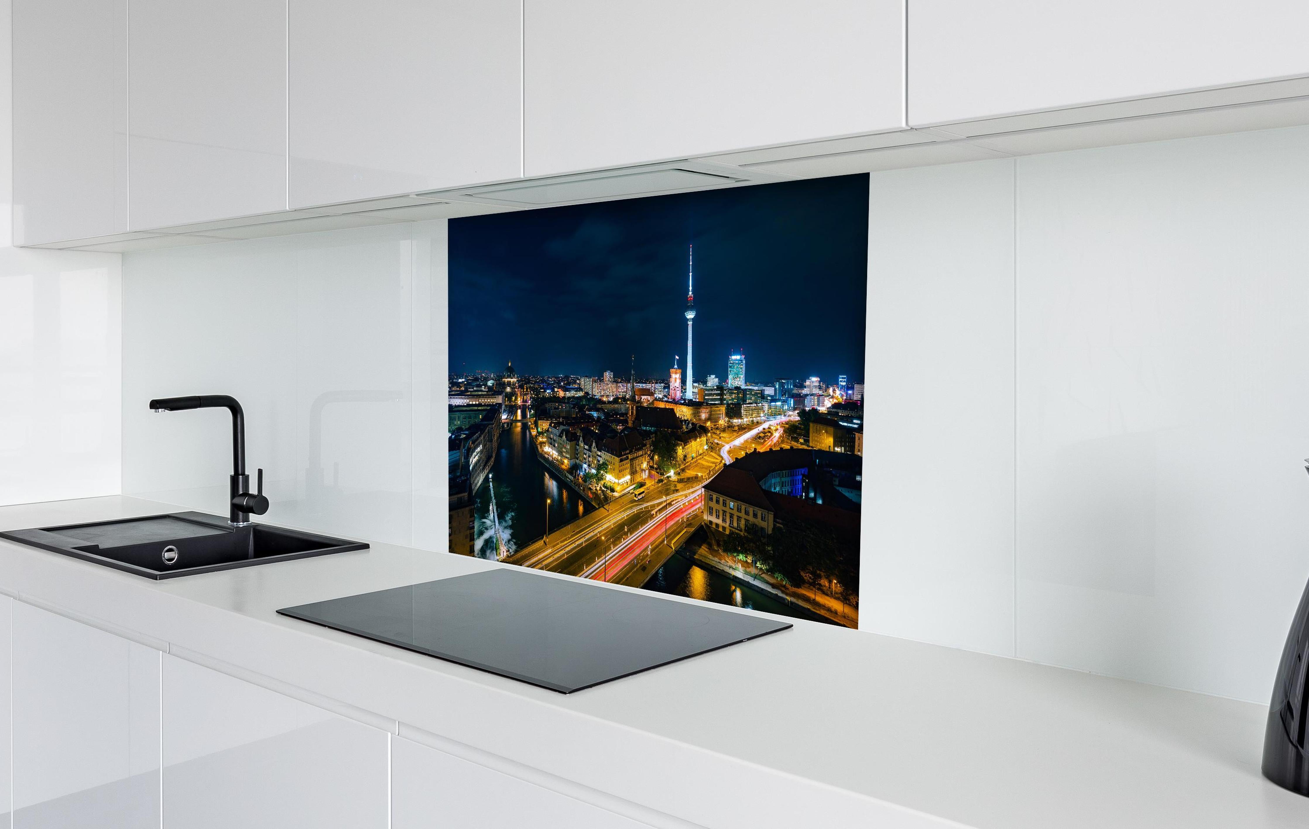 Spritzschutz - Pusteblume schwarz-weiß Hintergrund hinter einem Cerankochfeld zwischen Holz-Kochutensilien
