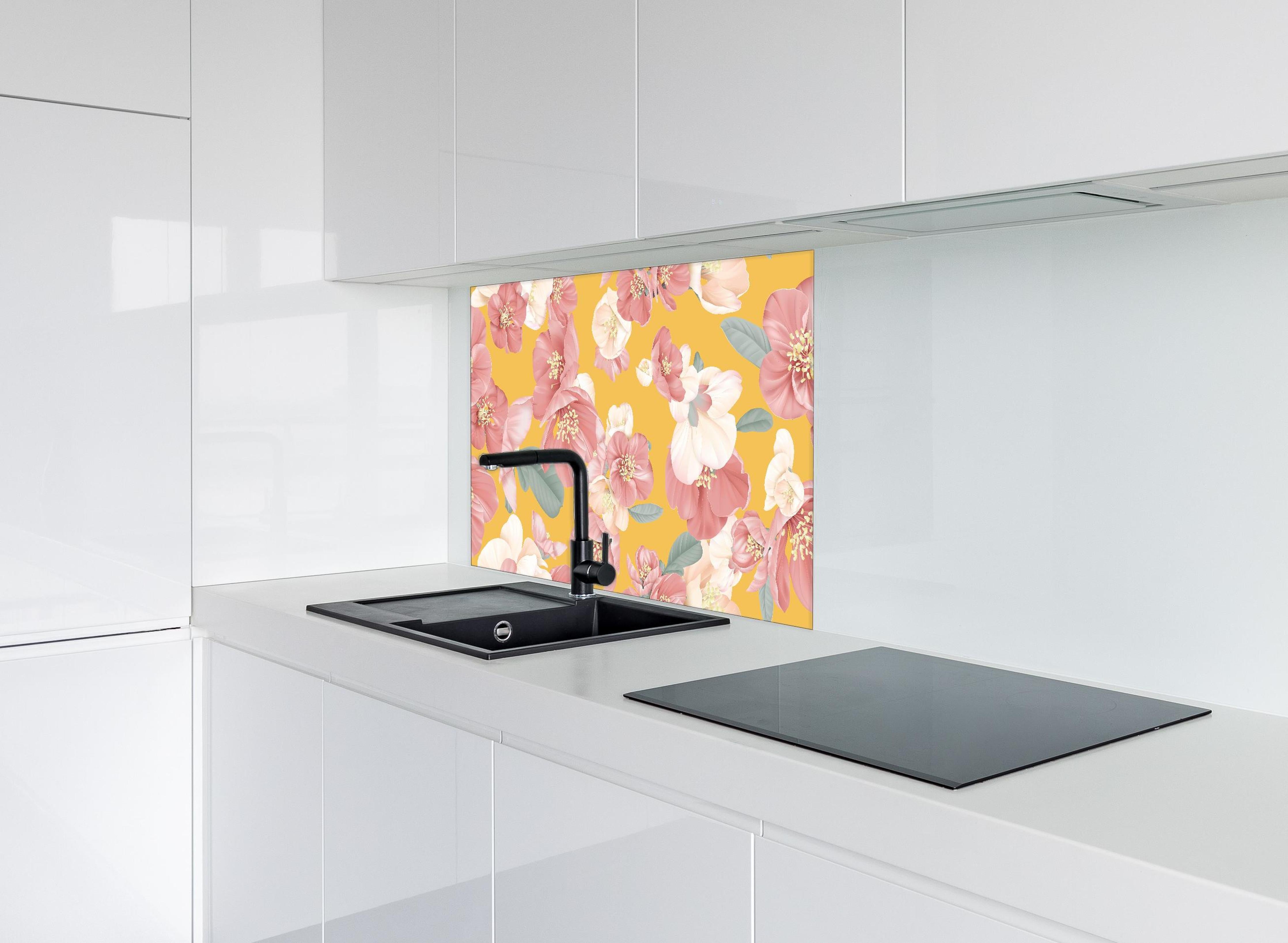 Spritzschutz - Quince Flowers Nahtloses Muster Pastellgelb hinter einem Cerankochfeld zwischen Holz-Kochutensilien
