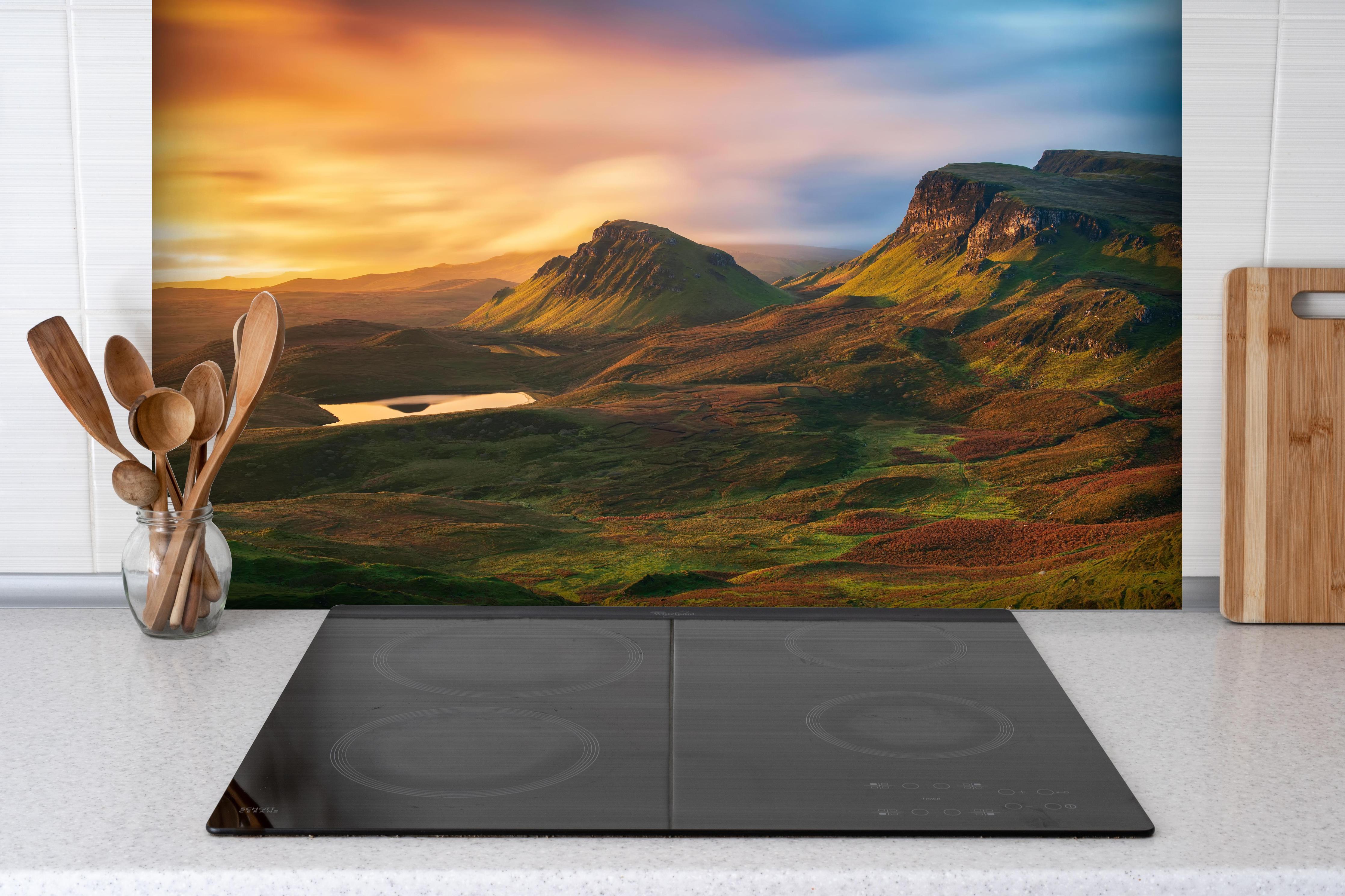 Spritzschutz - Quiraing-Berge bei Sonnenuntergang, Schottland hinter einem Cerankochfeld zwischen Holz-Kochutensilien
