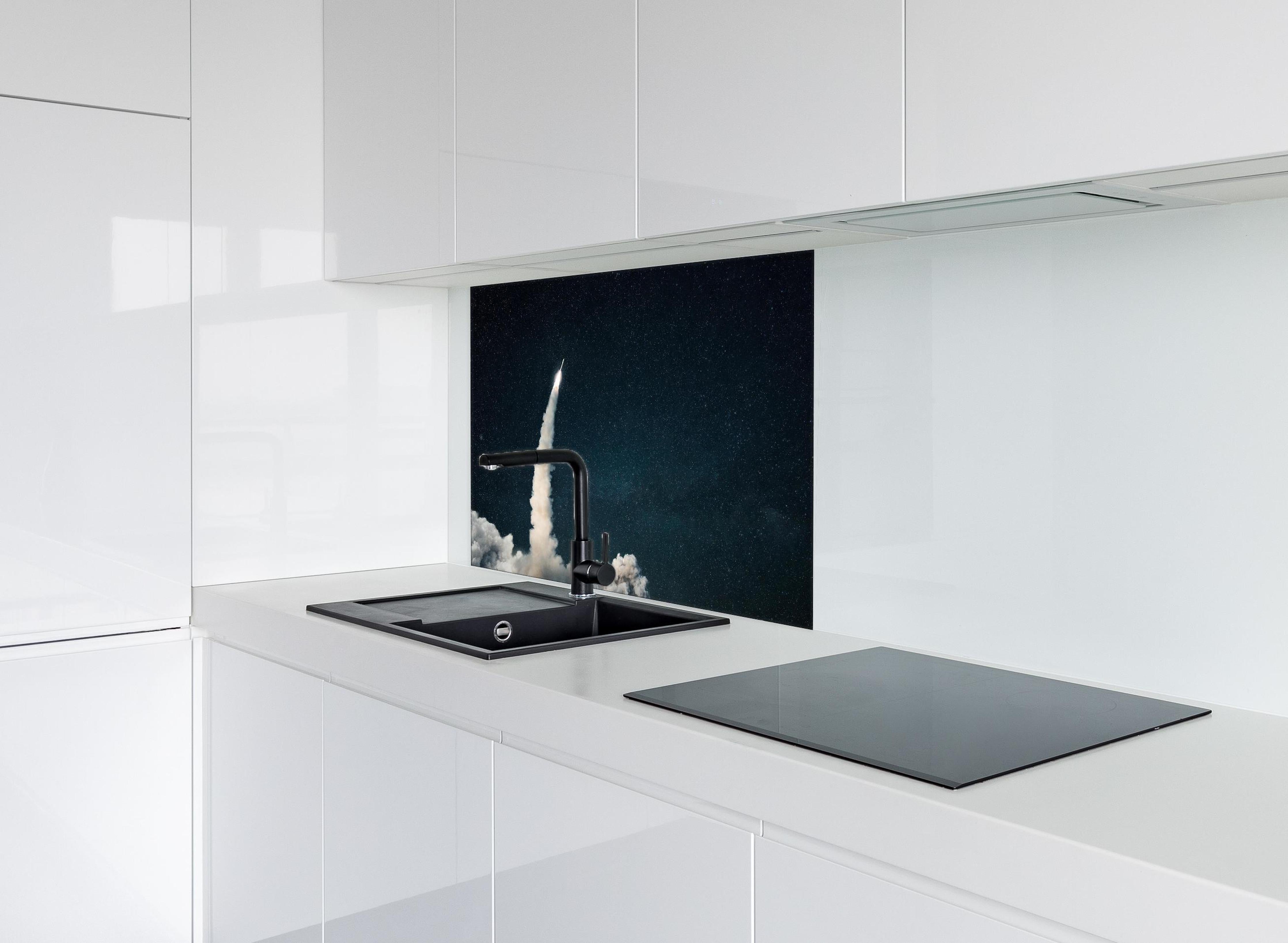 Spritzschutz - Raumschiffstart in den Weltraum hinter einem Cerankochfeld zwischen Holz-Kochutensilien
