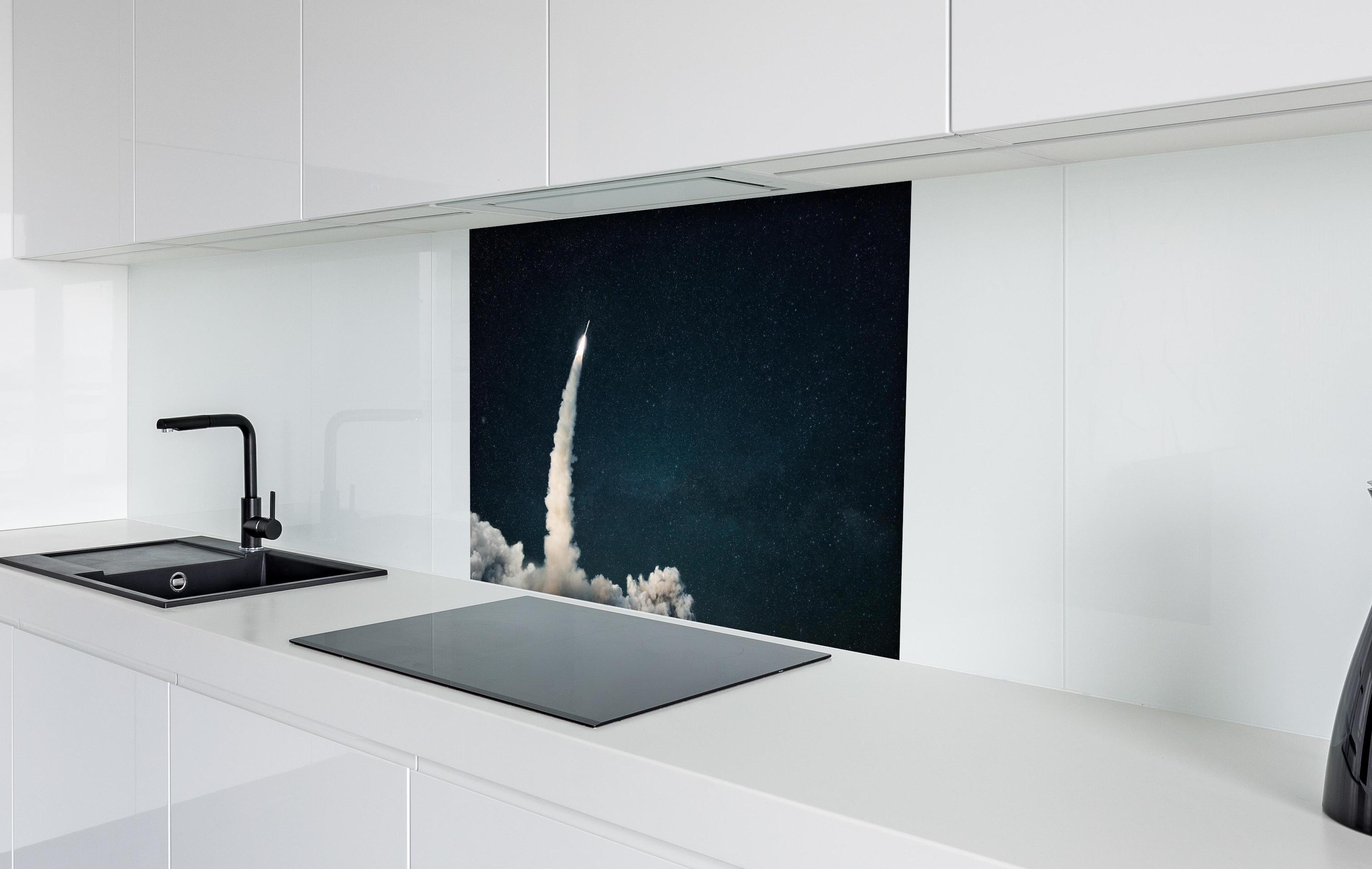 Spritzschutz - Raumschiffstart in den Weltraum hinter einem Cerankochfeld zwischen Holz-Kochutensilien
