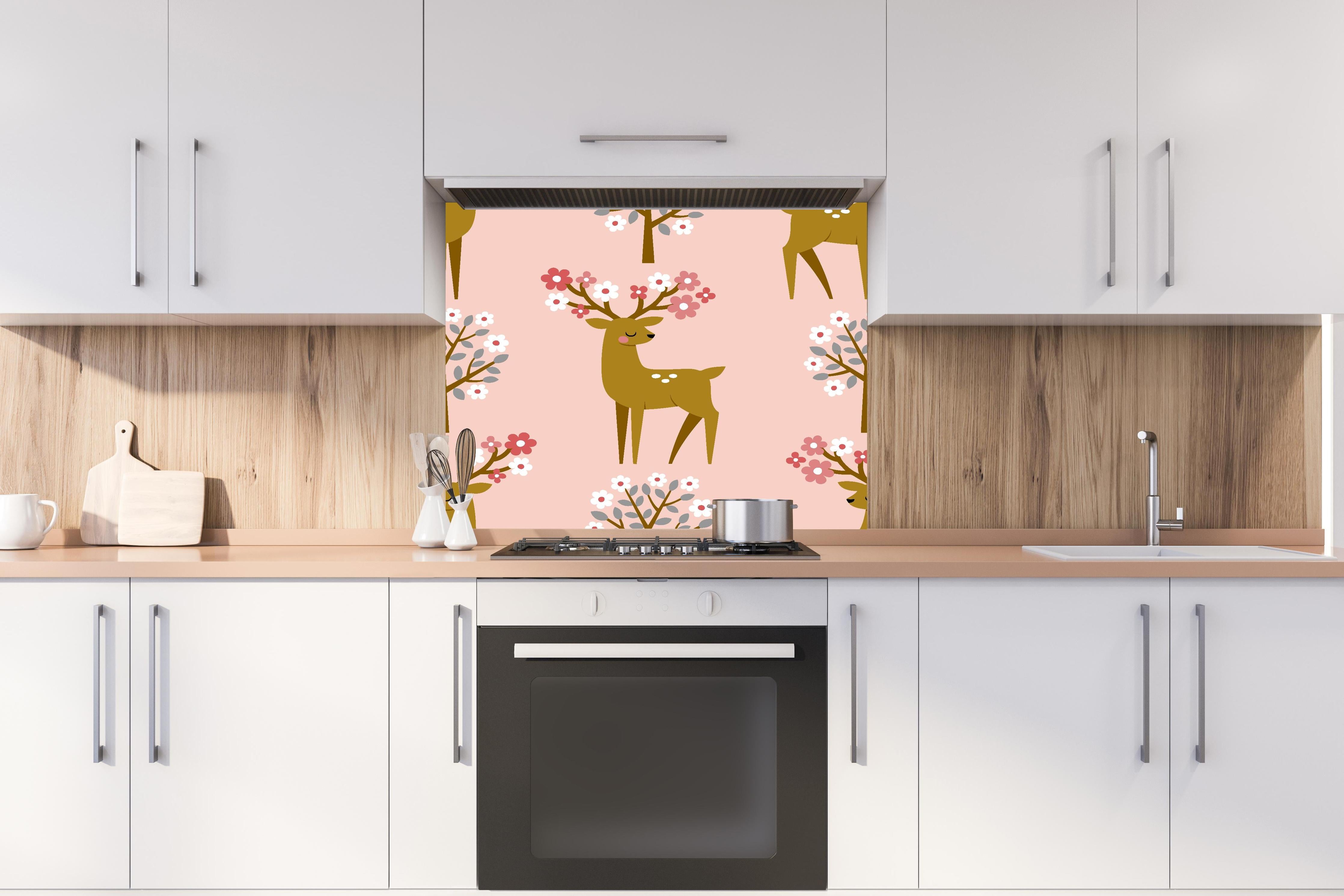 Spritzschutz - Reh mit Blüten Geweih auf Rosa Hintergrund hinter einem Cerankochfeld zwischen Holz-Kochutensilien
