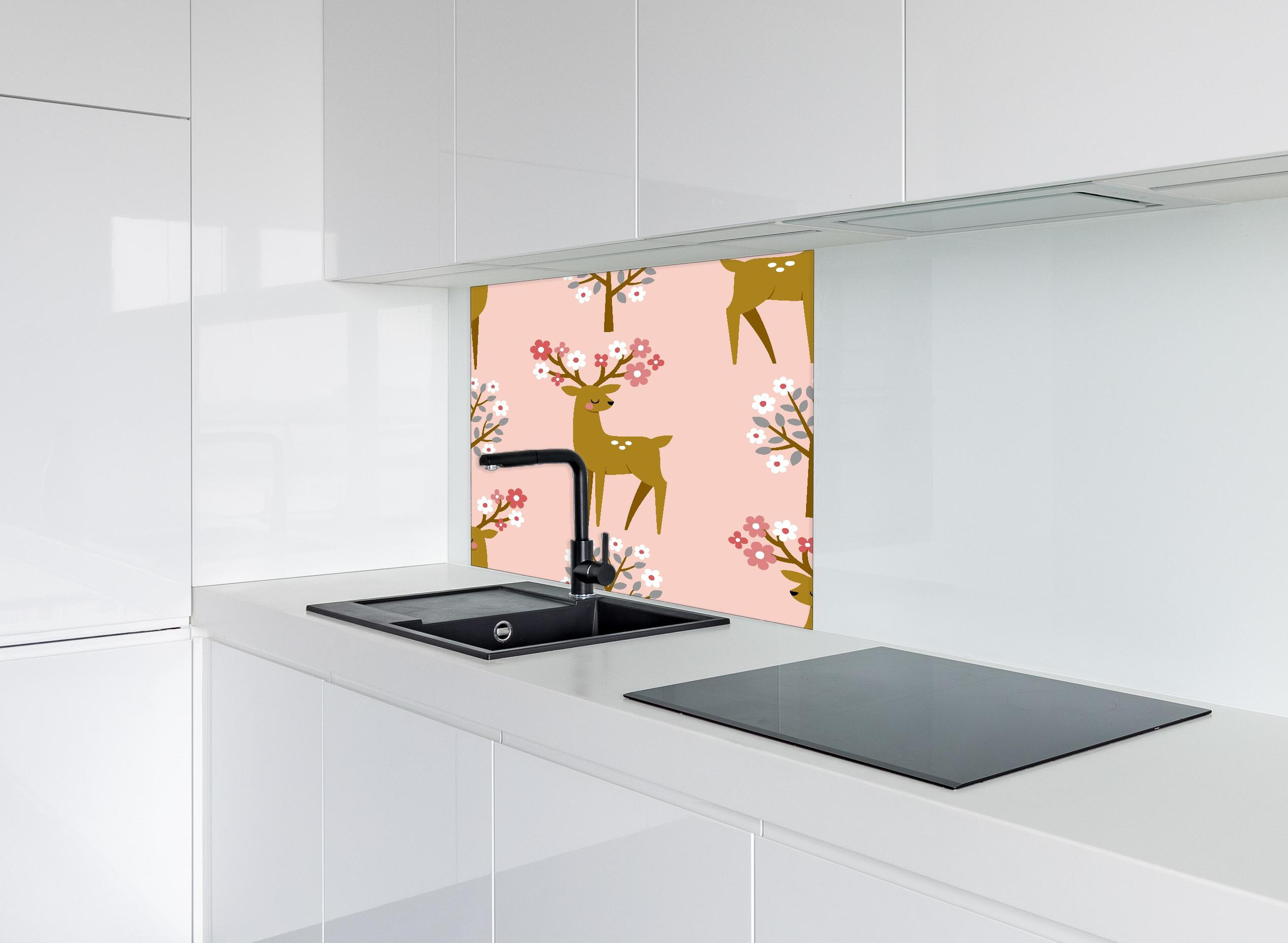 Spritzschutz - Reh mit Blüten Geweih auf Rosa Hintergrund hinter einem Cerankochfeld zwischen Holz-Kochutensilien
