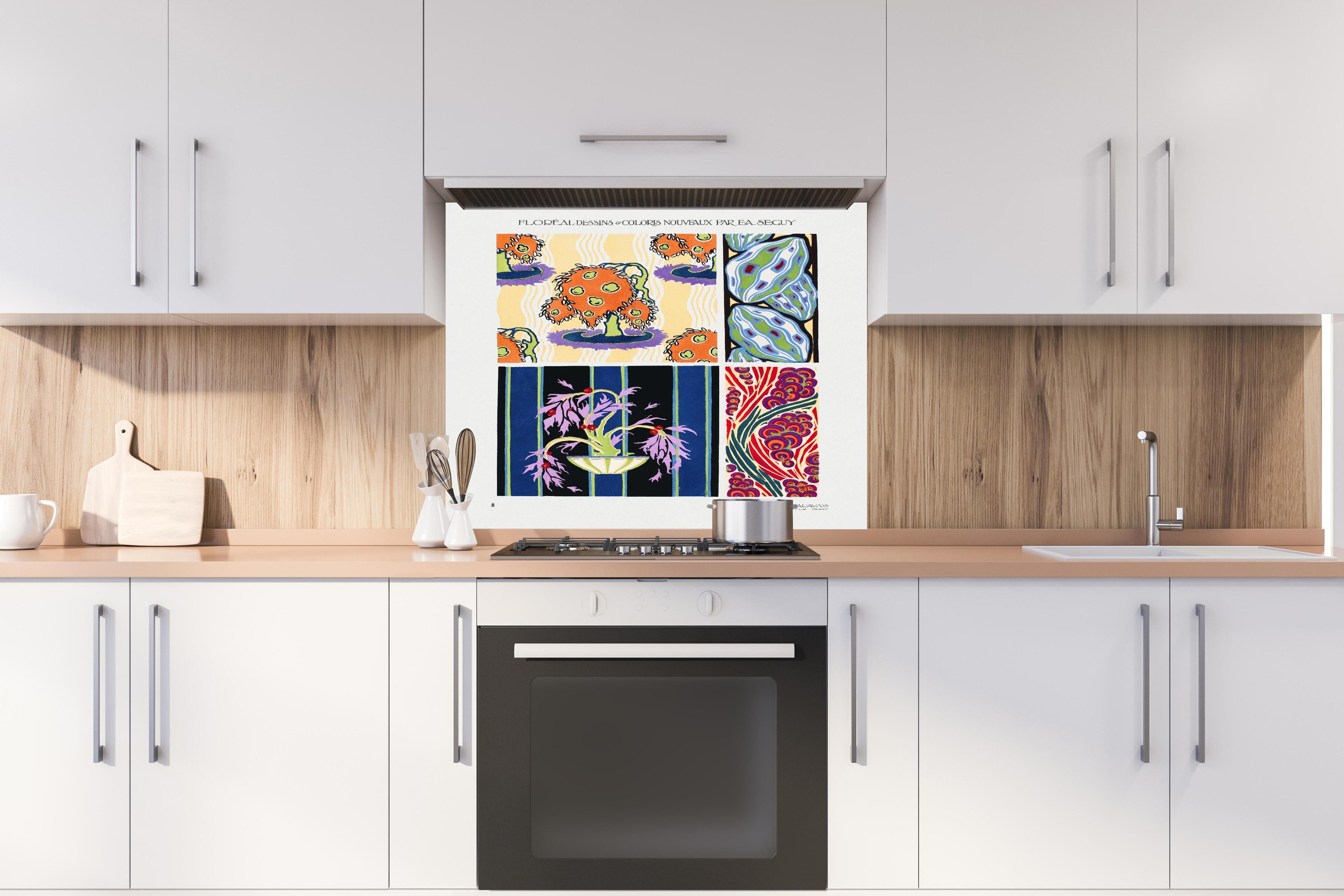 Spritzschutz - Retro Blumen und Abstrakte Muster Kunstdruck hinter einem Cerankochfeld zwischen Holz-Kochutensilien
