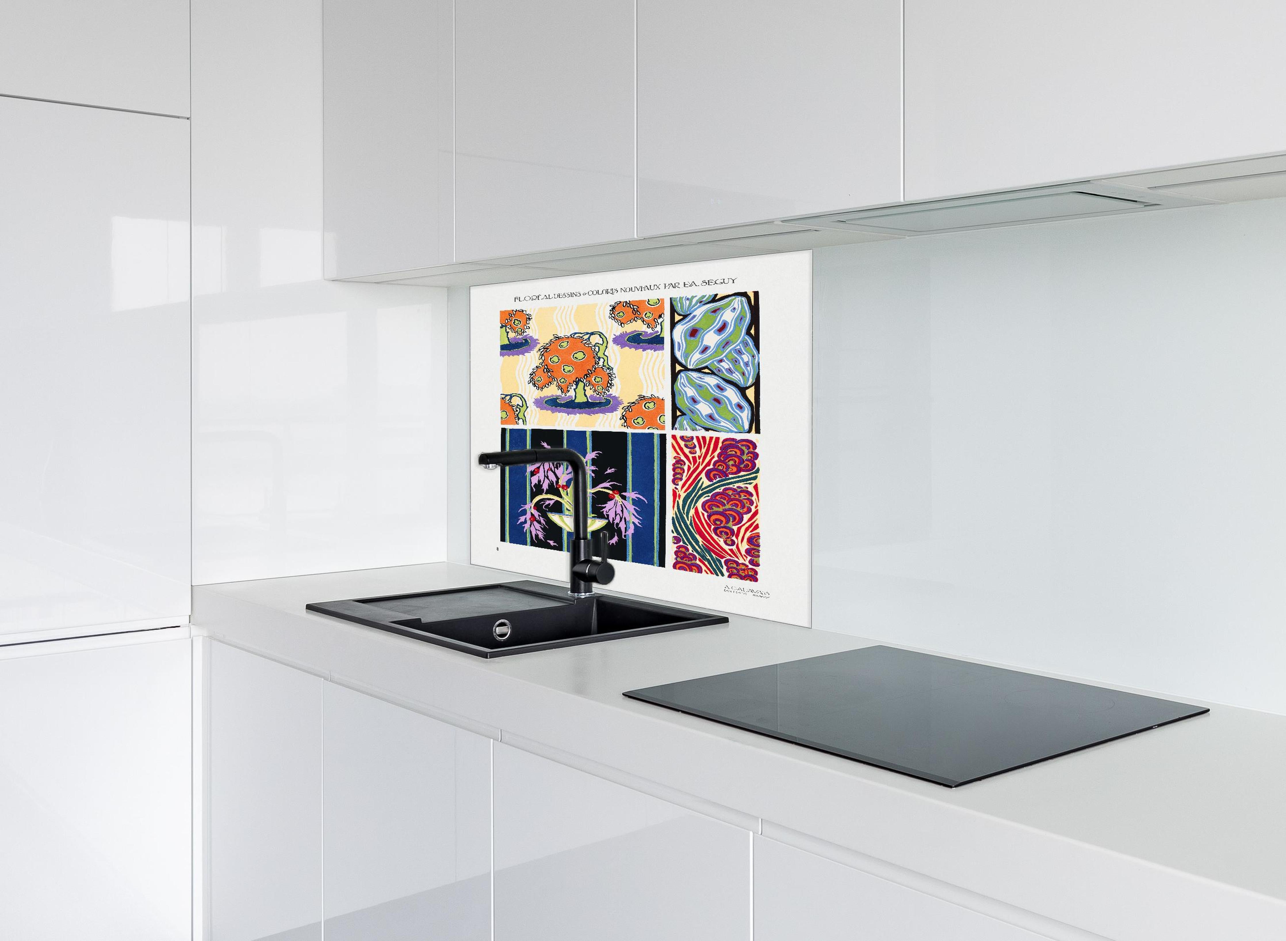 Spritzschutz - Retro Blumen und Abstrakte Muster Kunstdruck hinter einem Cerankochfeld zwischen Holz-Kochutensilien
