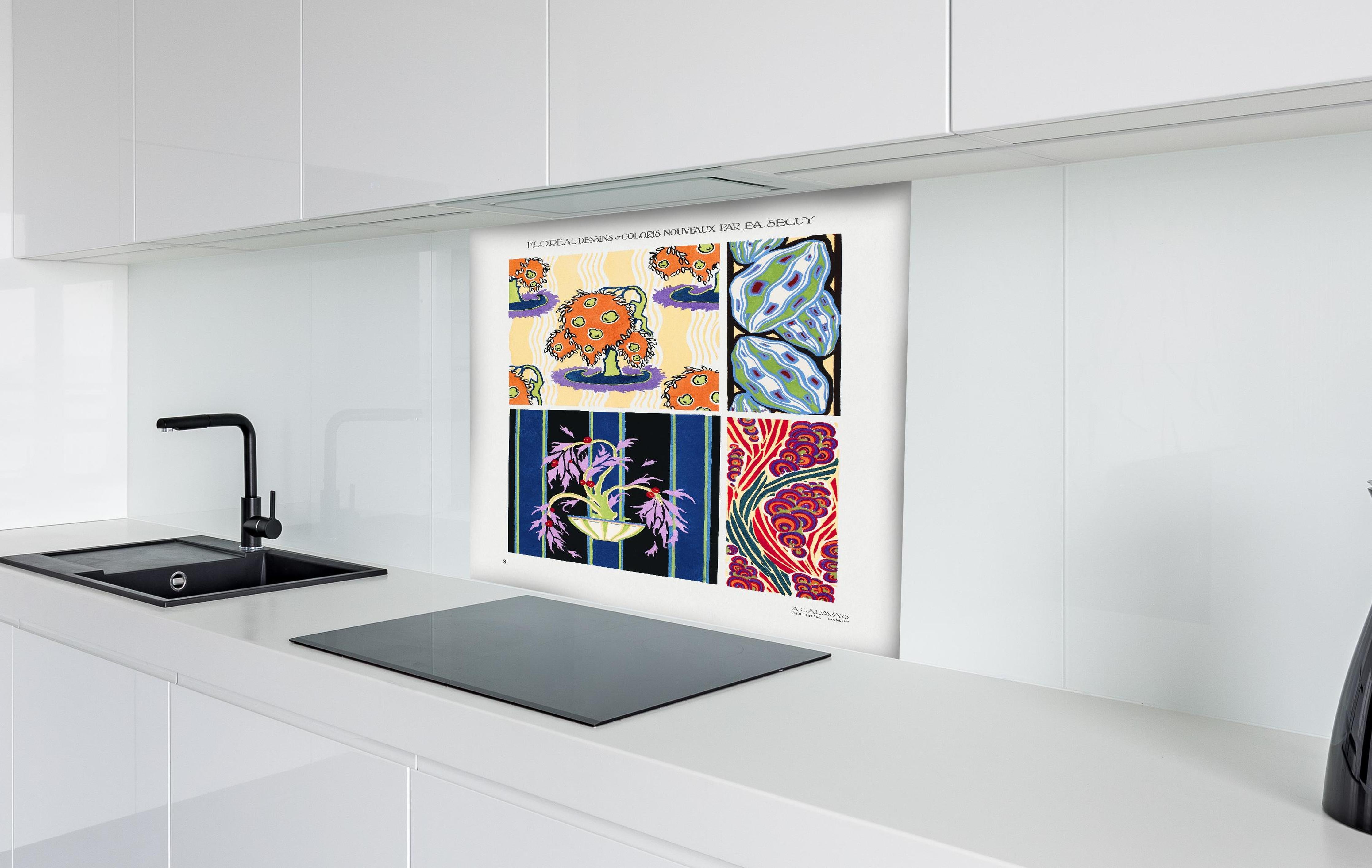 Spritzschutz - Retro Blumen und Abstrakte Muster Kunstdruck hinter einem Cerankochfeld zwischen Holz-Kochutensilien
