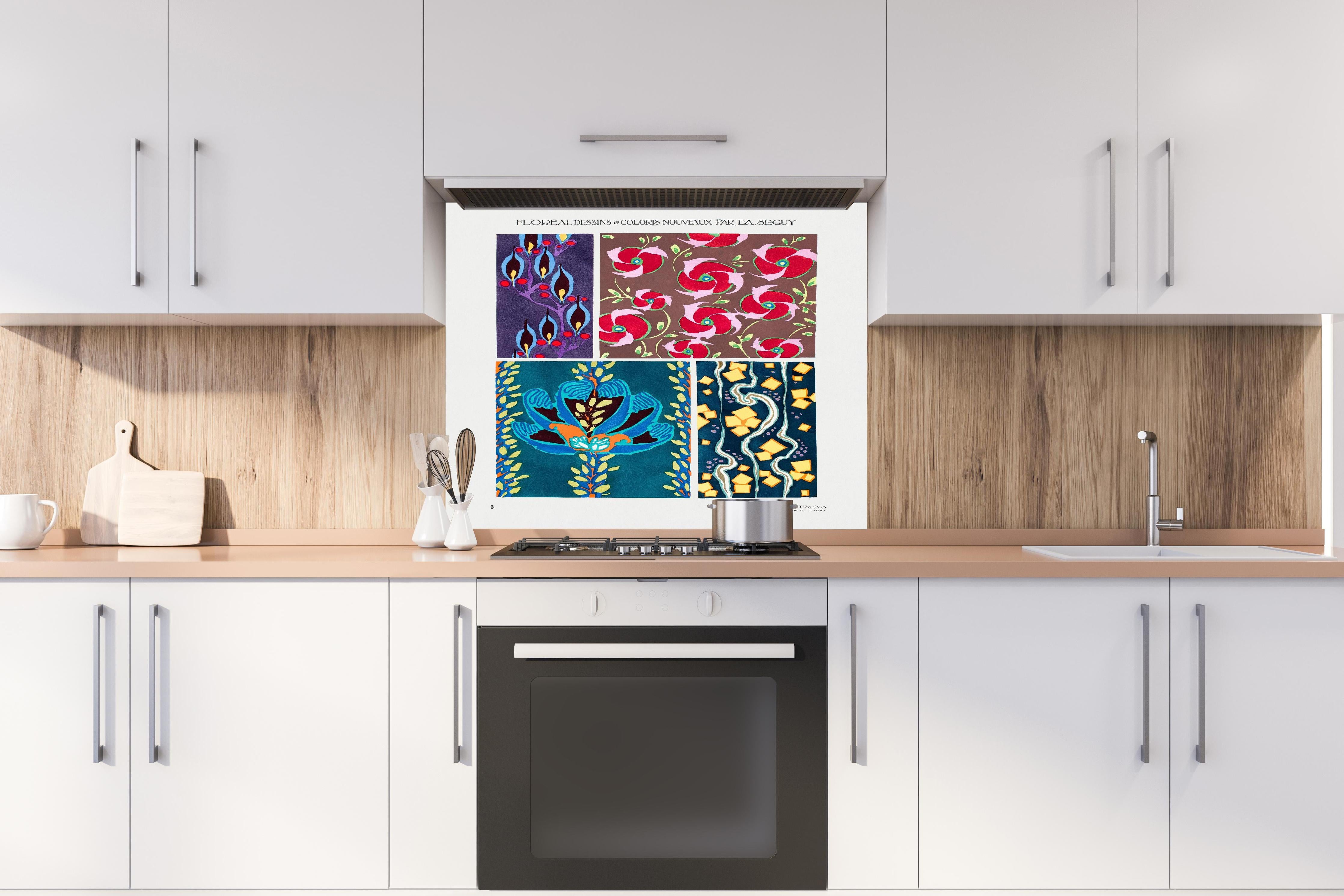 Spritzschutz - Retro-Blumenzeichnung von Meisterkünstler hinter einem Cerankochfeld zwischen Holz-Kochutensilien
