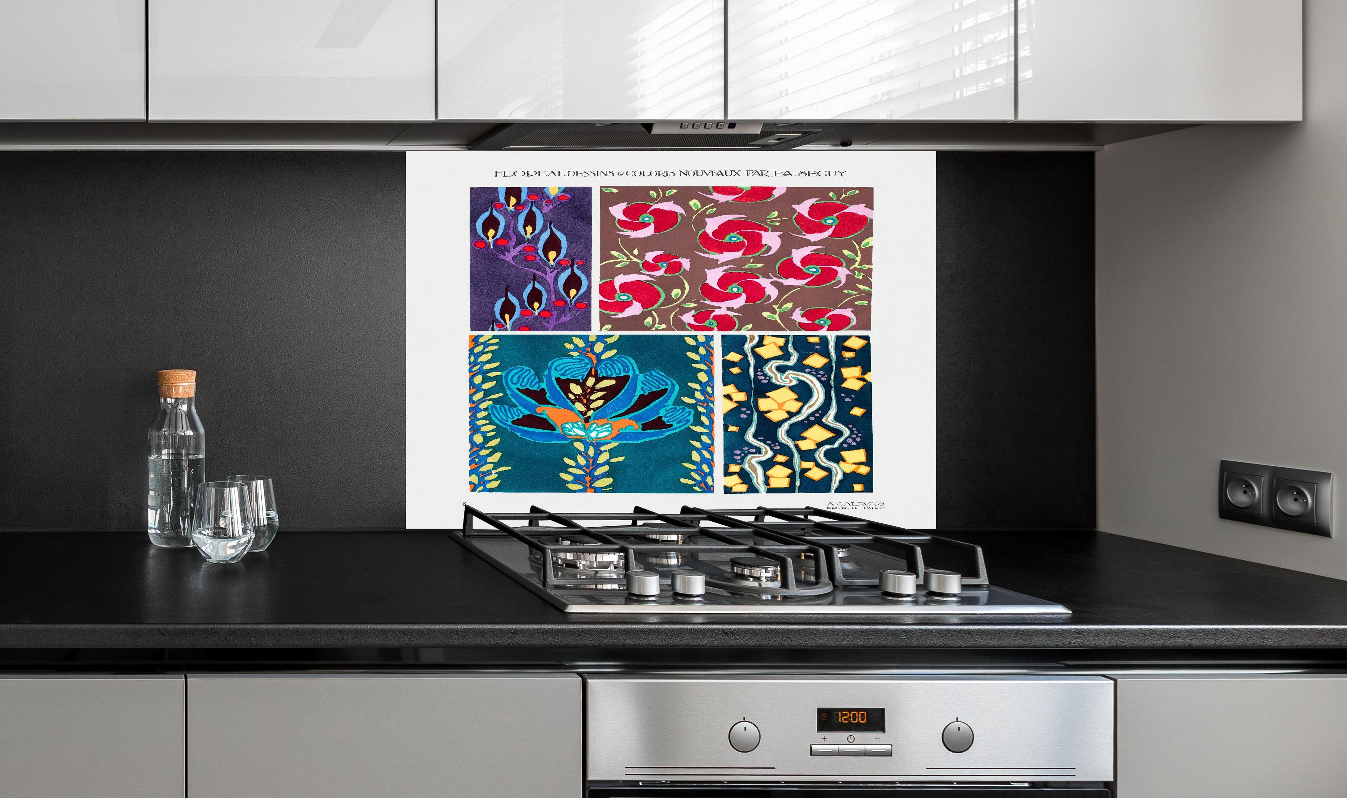 Spritzschutz - Retro-Blumenzeichnung von Meisterkünstler hinter einem Cerankochfeld zwischen Holz-Kochutensilien
