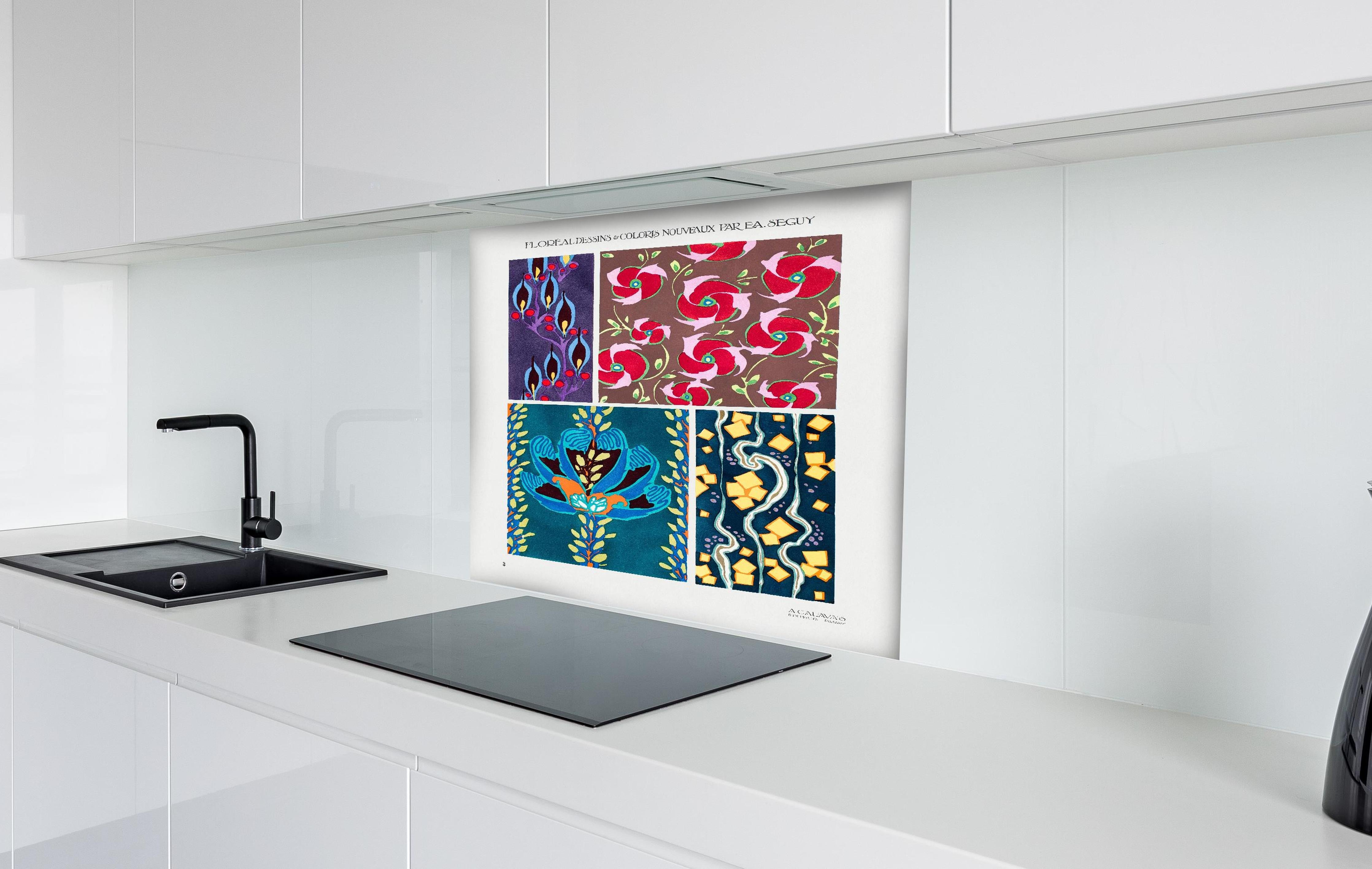 Spritzschutz - Retro-Blumenzeichnung von Meisterkünstler hinter einem Cerankochfeld zwischen Holz-Kochutensilien
