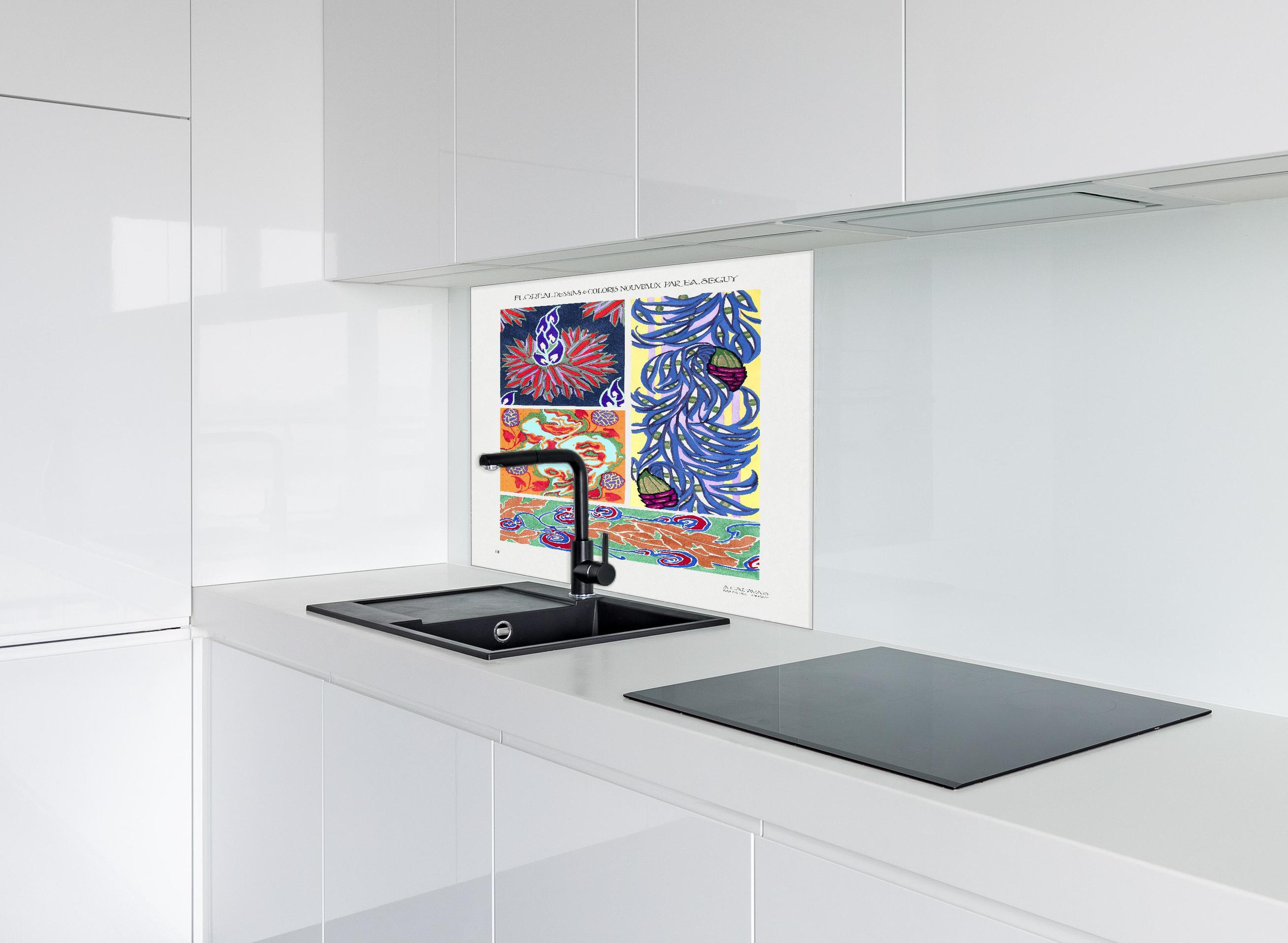 Spritzschutz - Retro Botanik Zeichnung von E.A. Seguy hinter einem Cerankochfeld zwischen Holz-Kochutensilien
