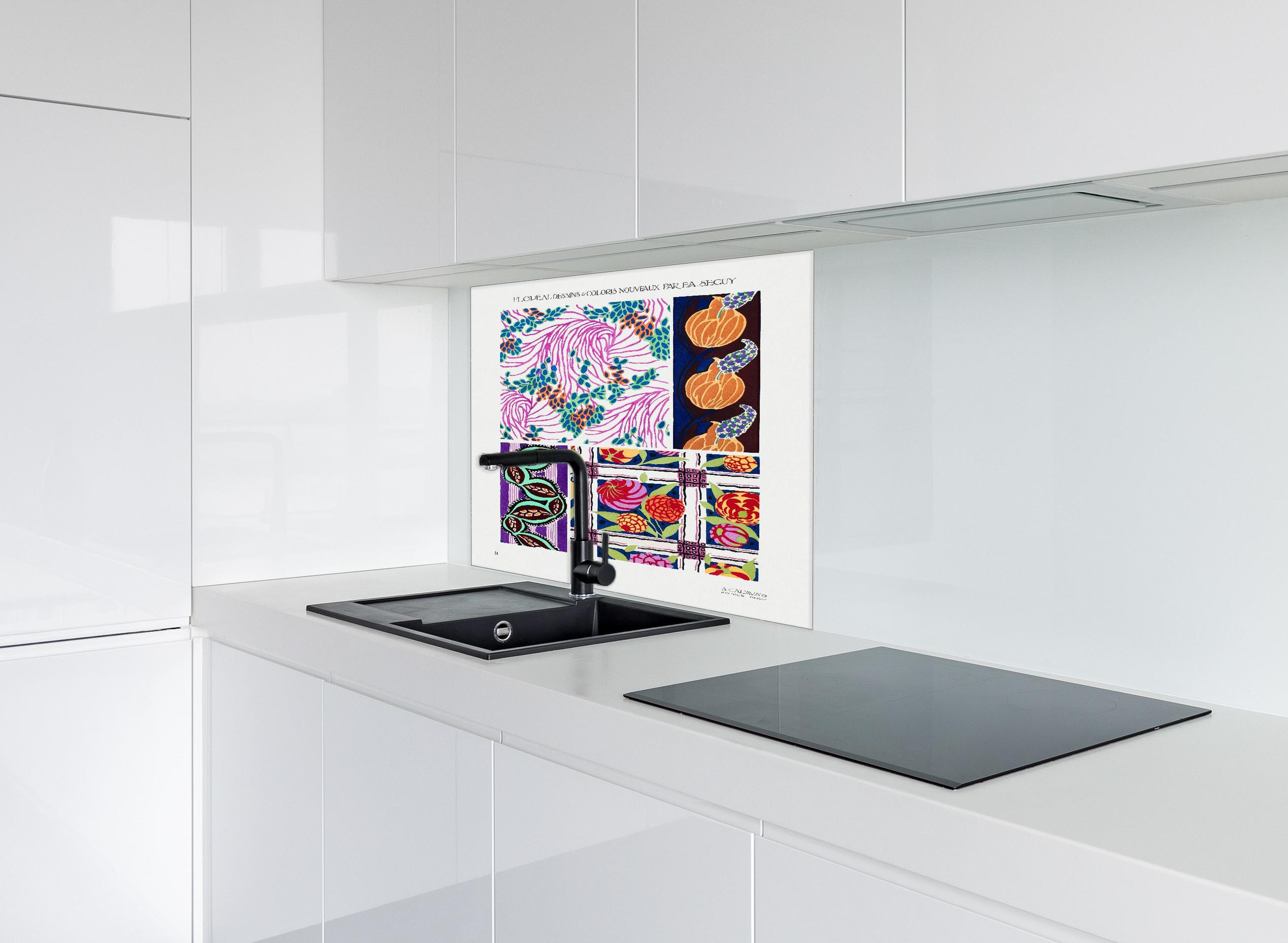 Spritzschutz - Retro Floral Kunst von Meister Seguy hinter einem Cerankochfeld zwischen Holz-Kochutensilien
